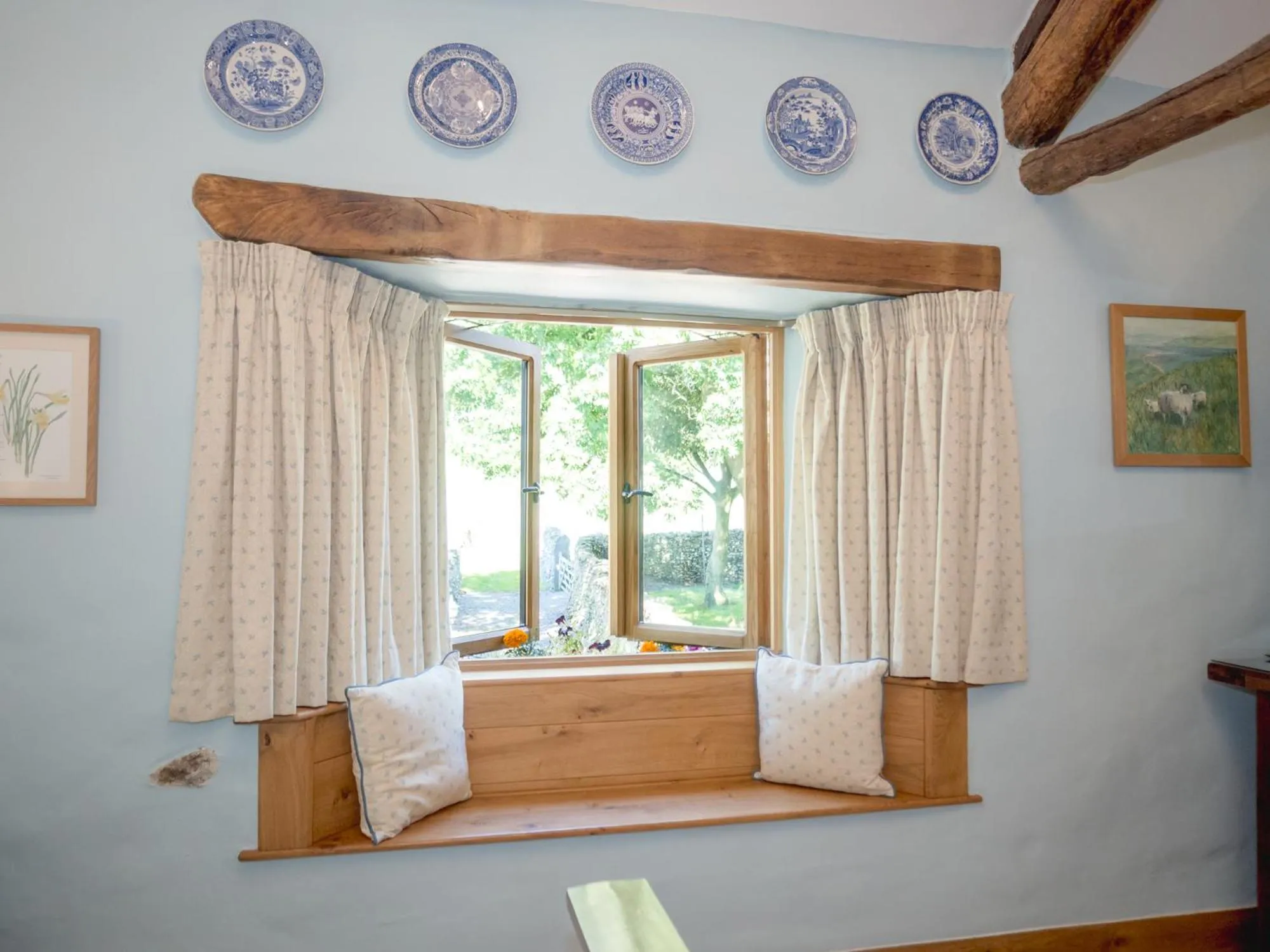 Seating area, Bed in The Wayside and Whisky Barn