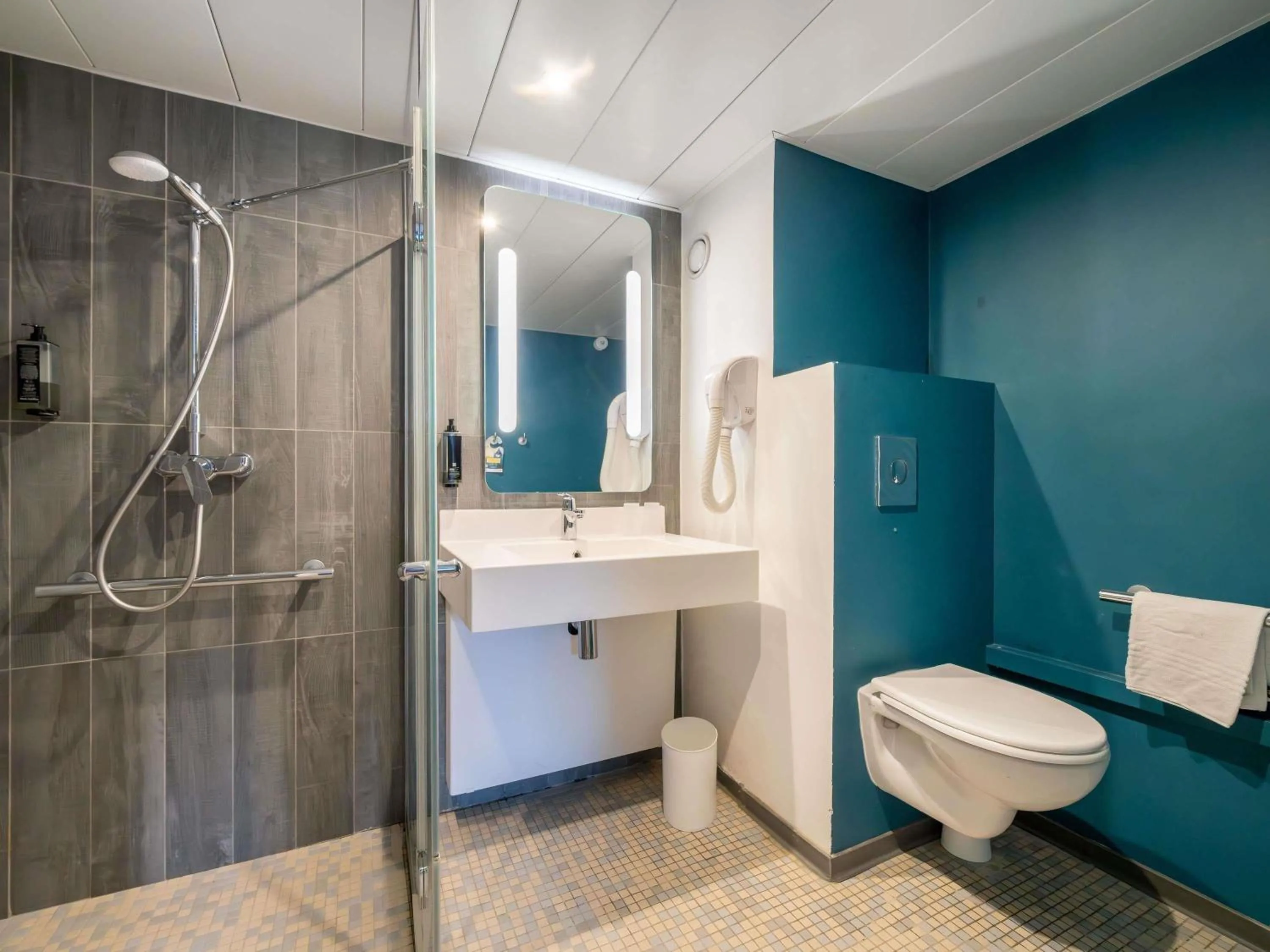 Bedroom in ibis Antibes Sophia-Antipolis