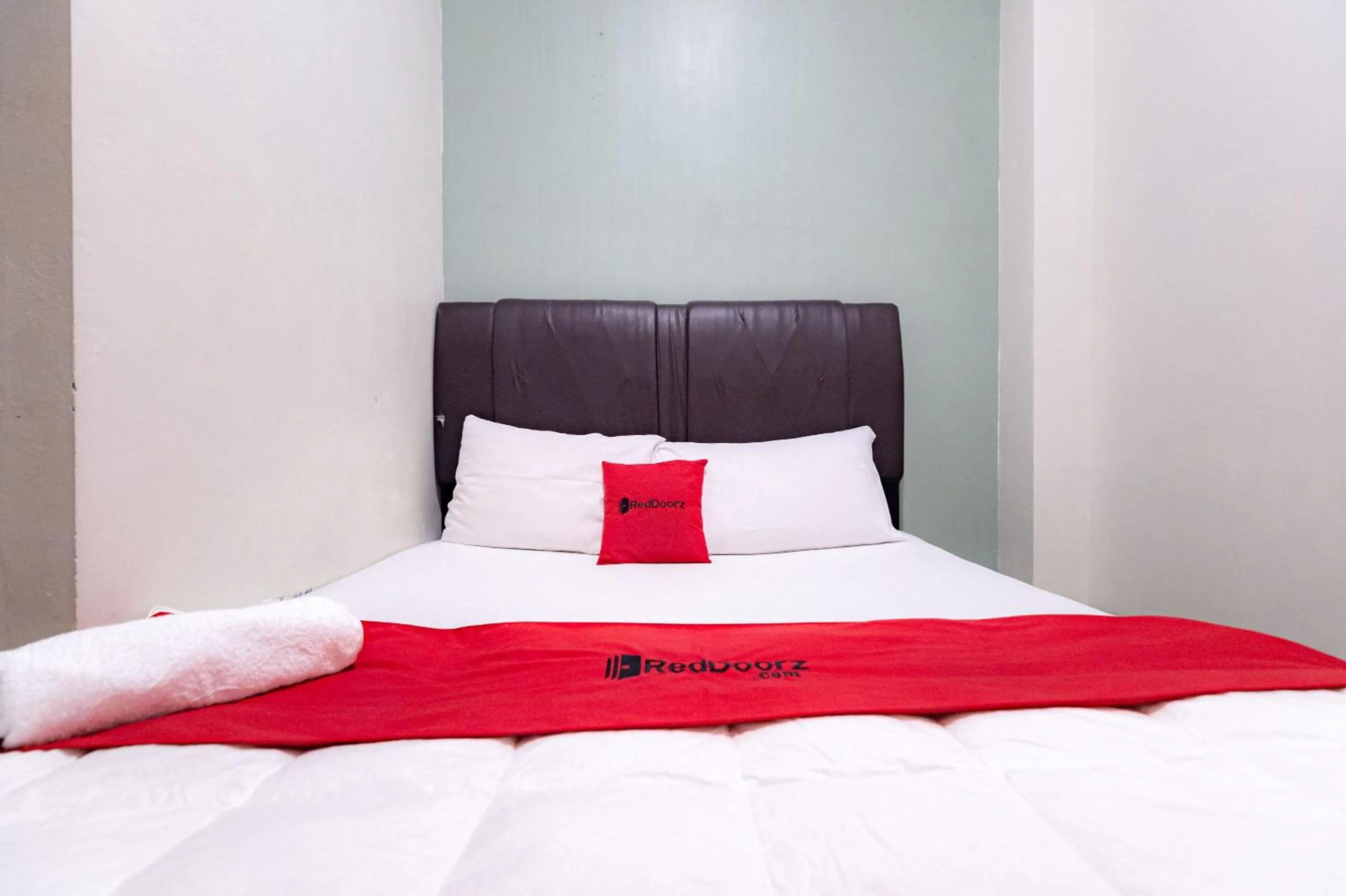 Bedroom, Bed in RedDoorz near Hang Nadim Batam Airport