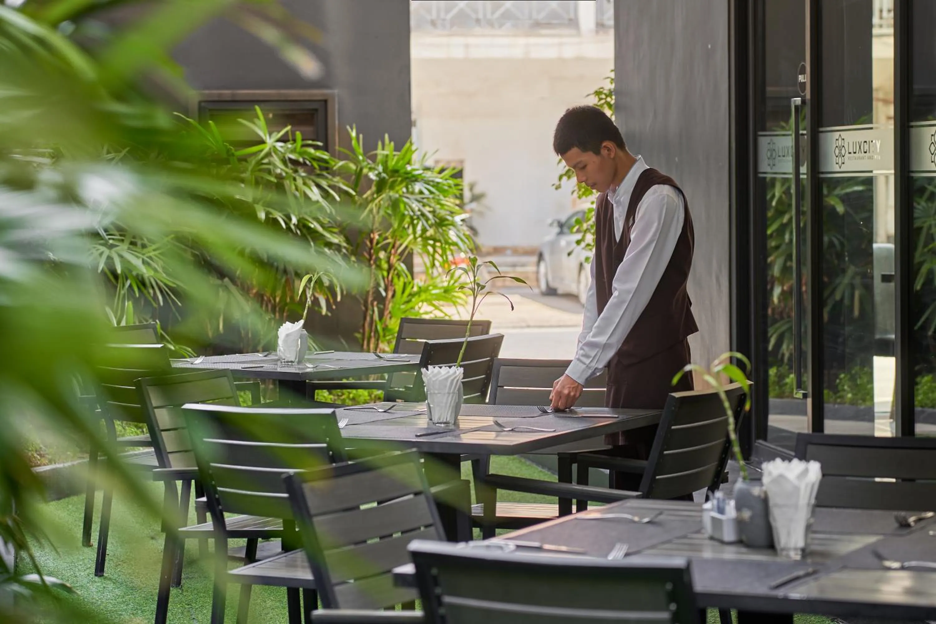 Restaurant/places to eat in Luxcity Hotel & Apartment