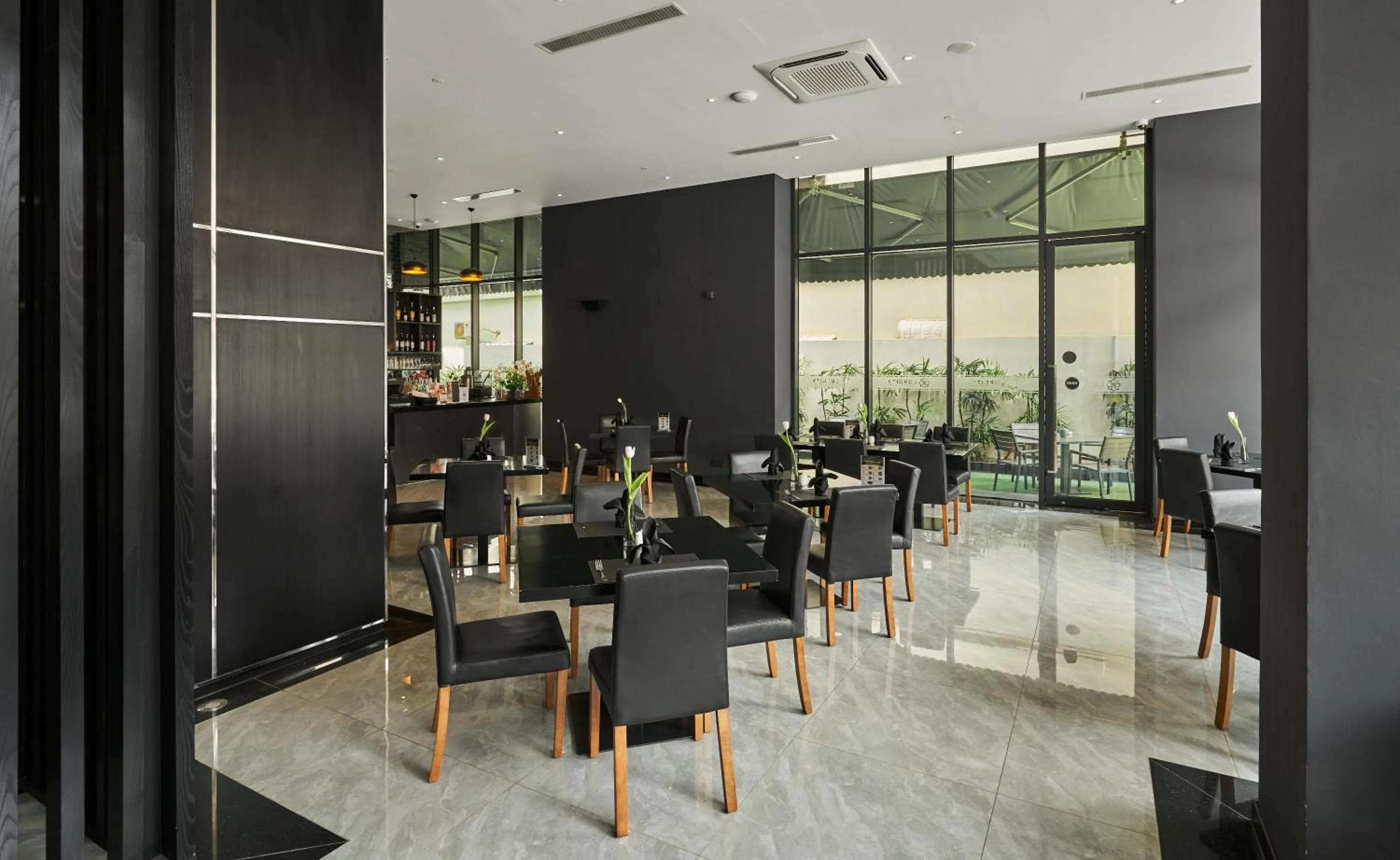 Restaurant/places to eat in Luxcity Hotel & Apartment