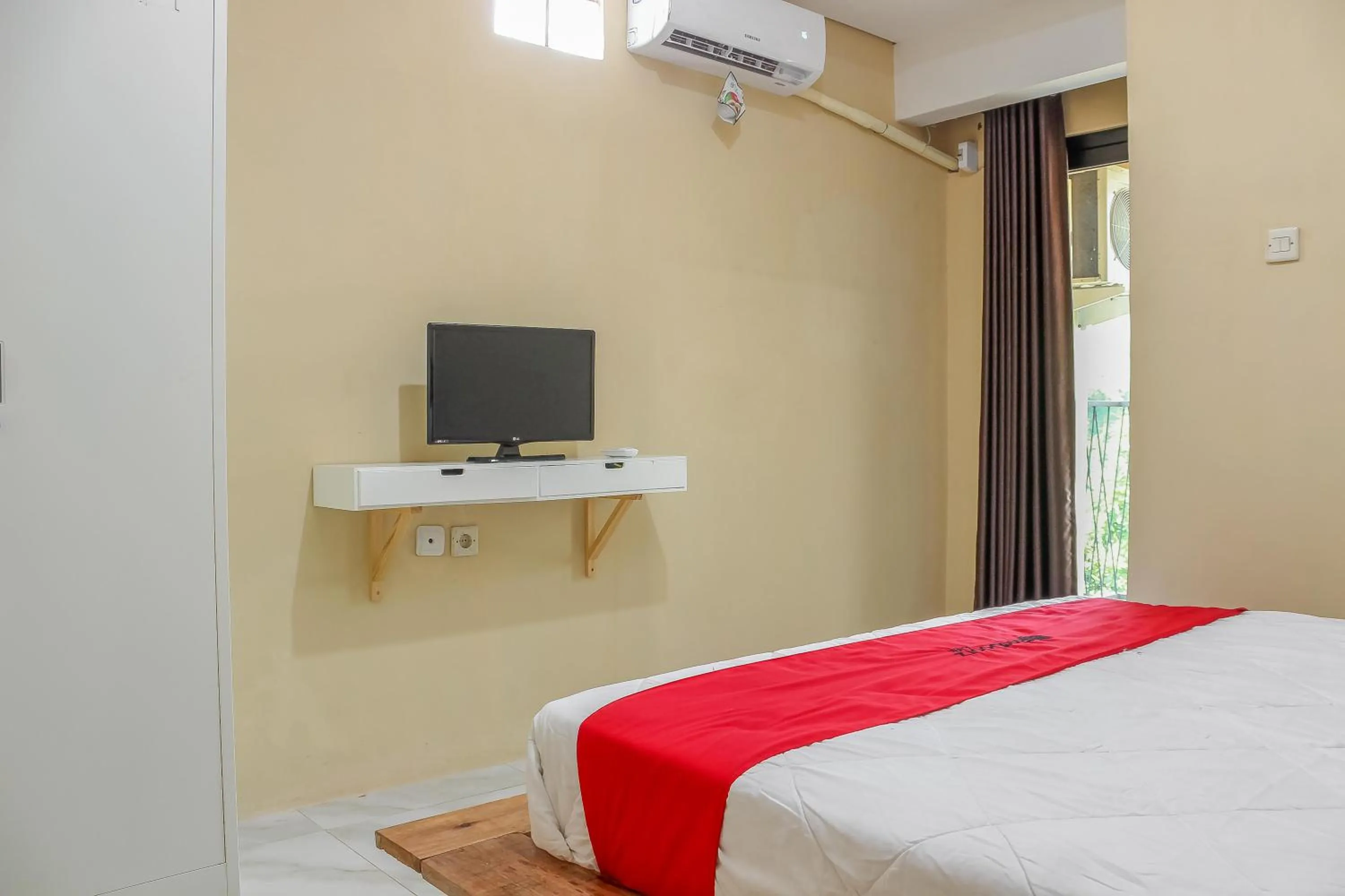Bedroom, Bed in RedDoorz Syariah near Pasar Modern Cikopo