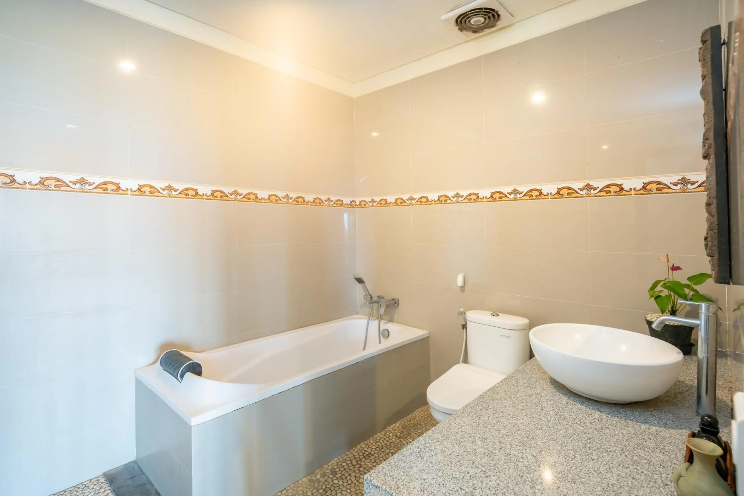 Toilet in Mardika Private Villa