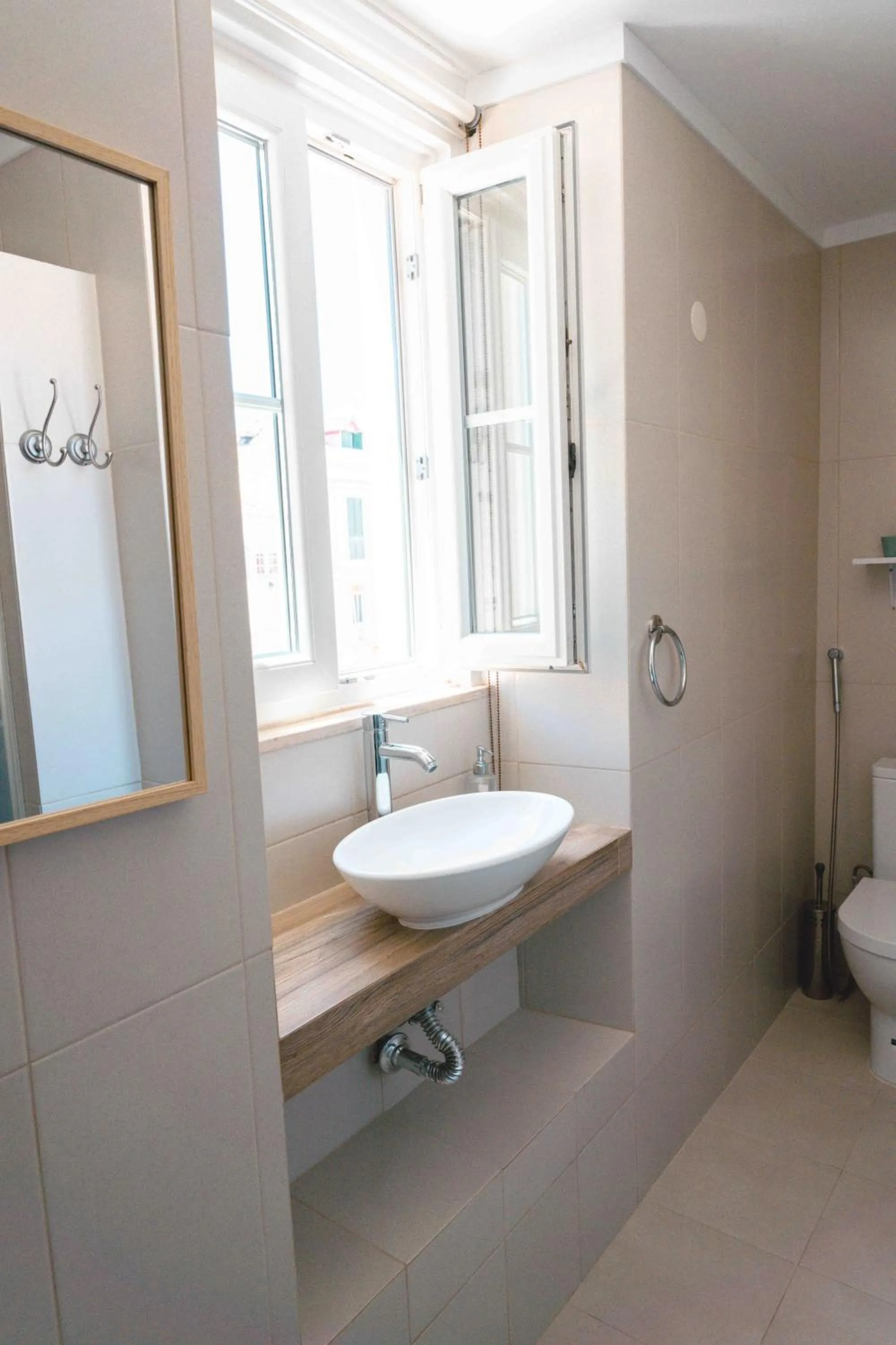 Toilet in Cascais Bay Hostel