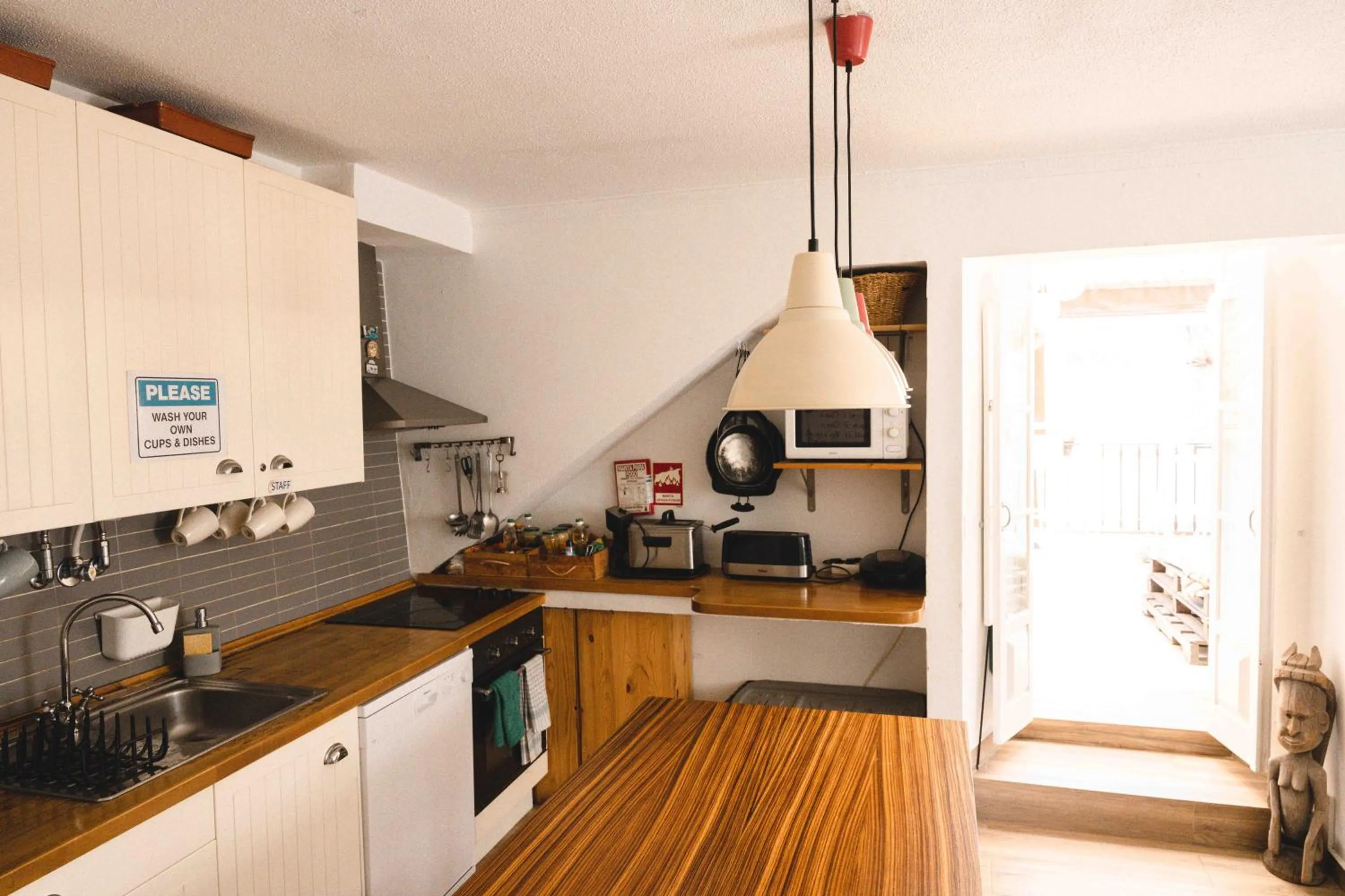 Communal kitchen in Cascais Bay Hostel