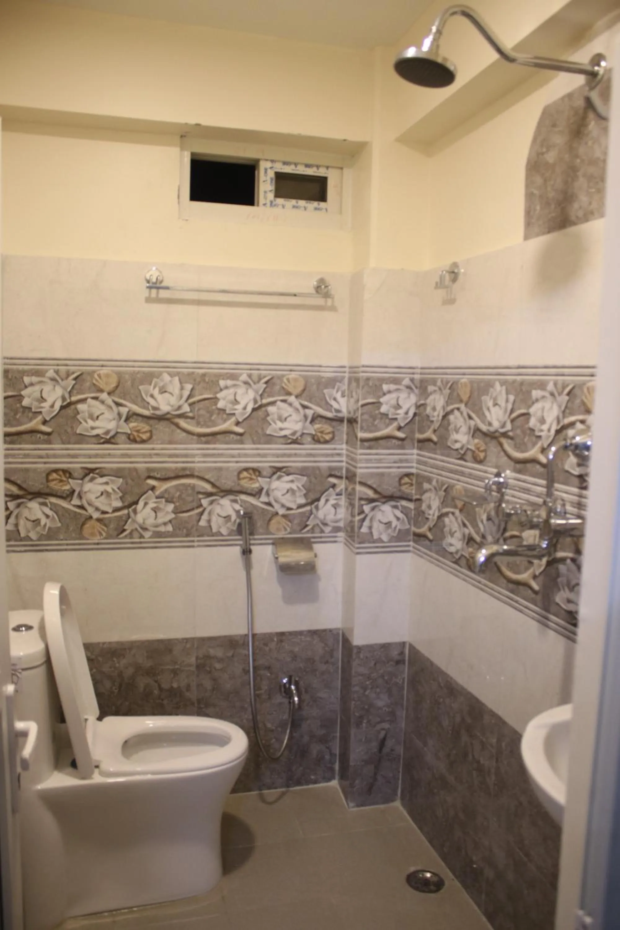 Shower in Pokhara Tourist Home