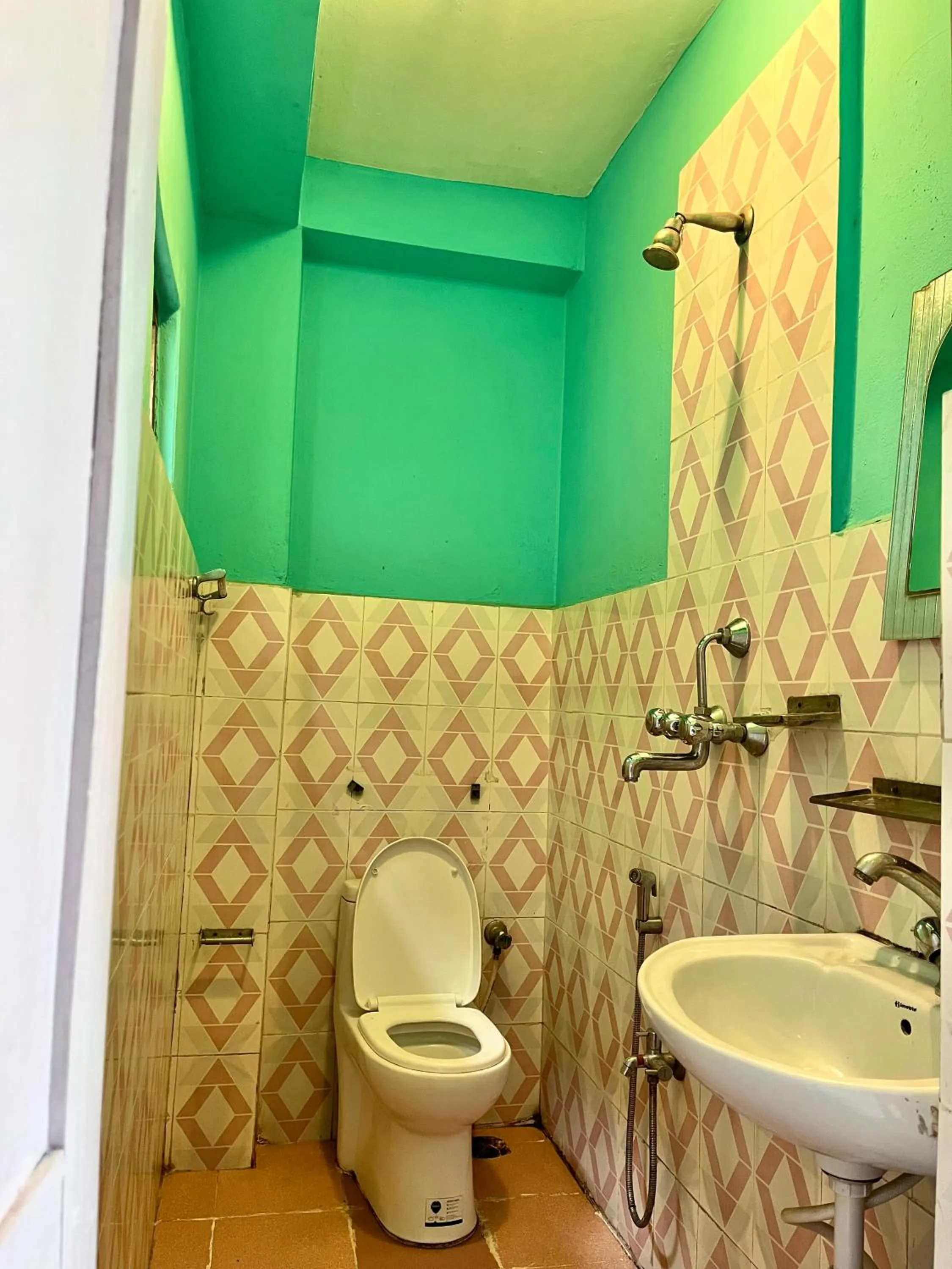 Shower in Pokhara Tourist Home