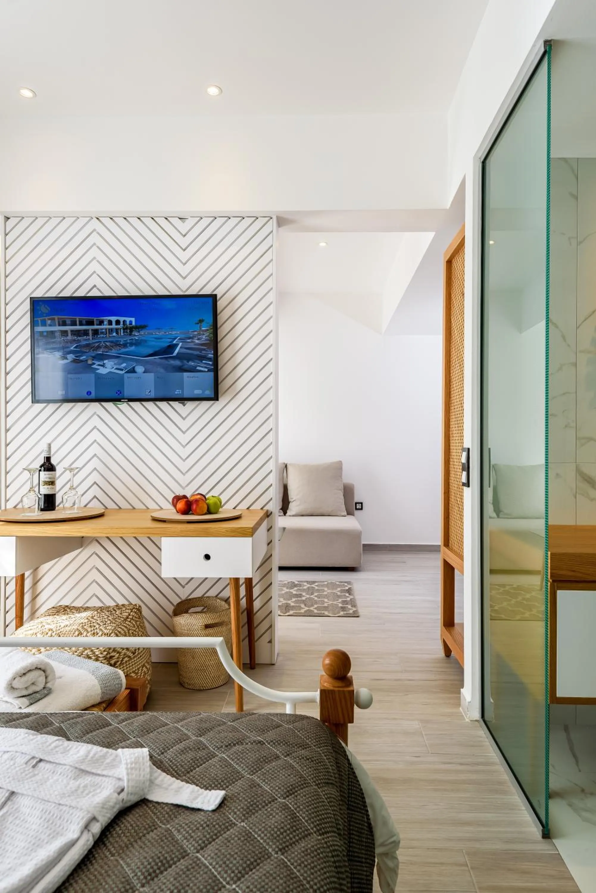 Seating area, Bed in Solimar White Pearl - Adults Only