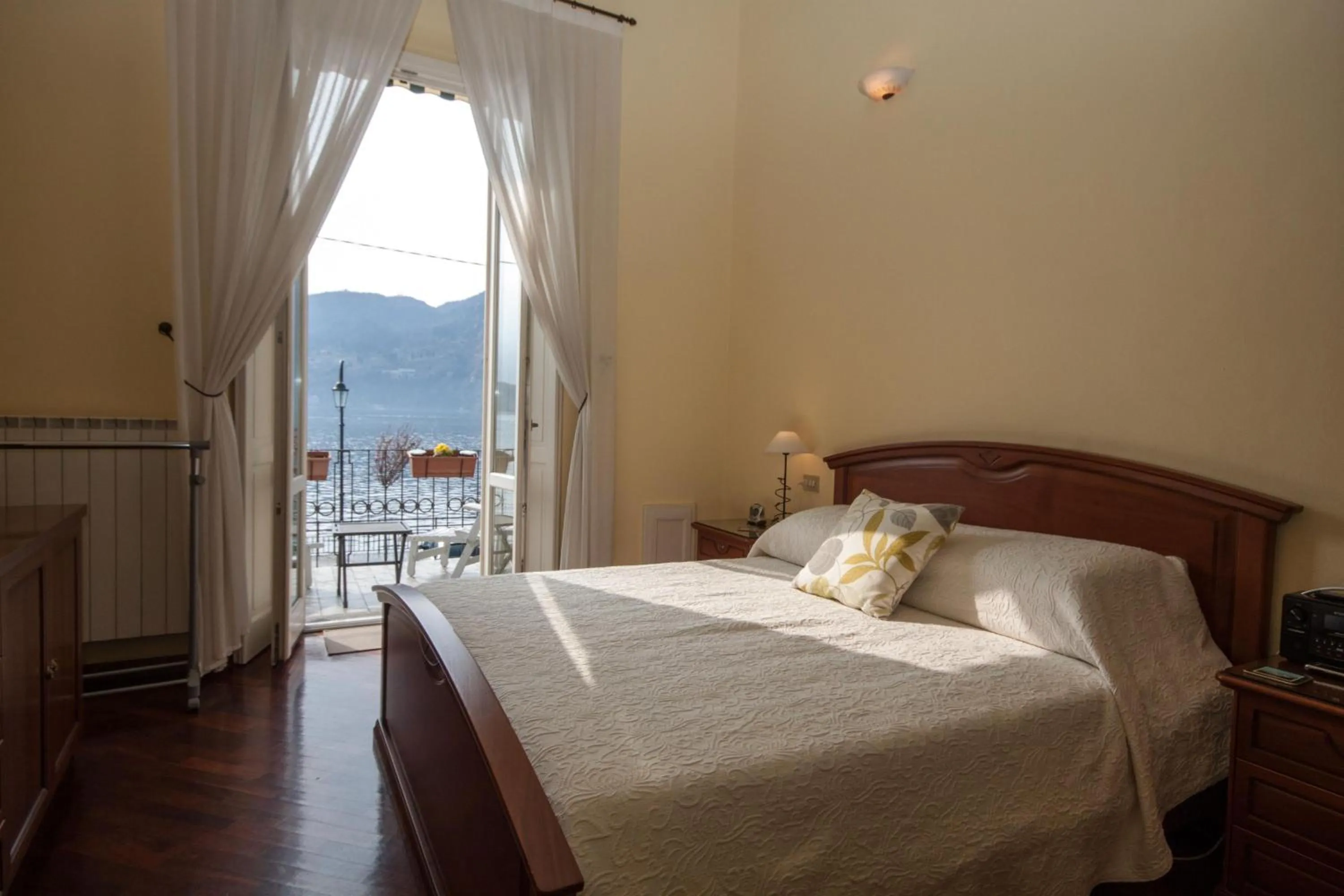 Property building, Bed in Tremezzo Bella Vista by LoveComo