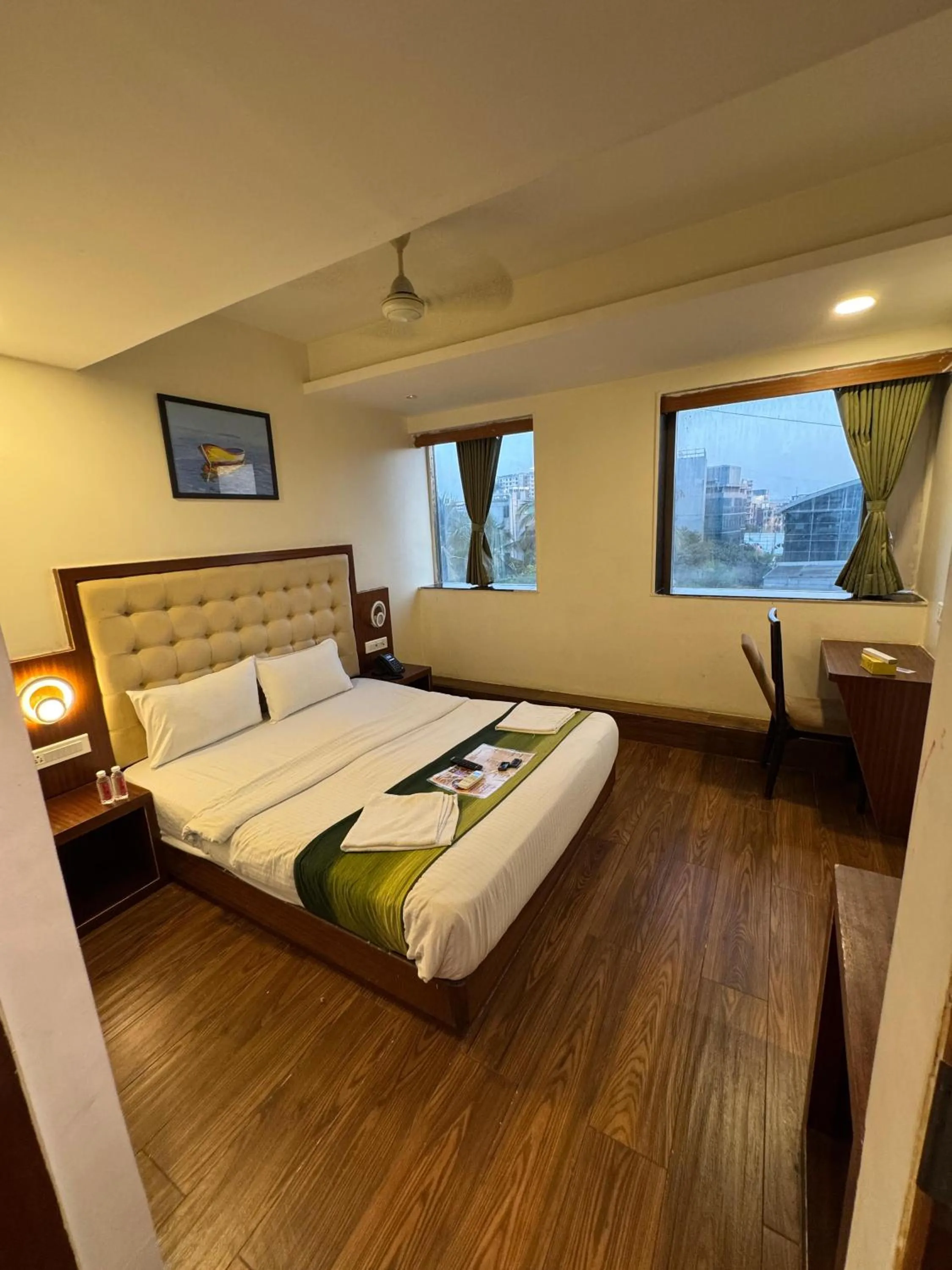 Bedroom, Bed in Aflon midc andheri east