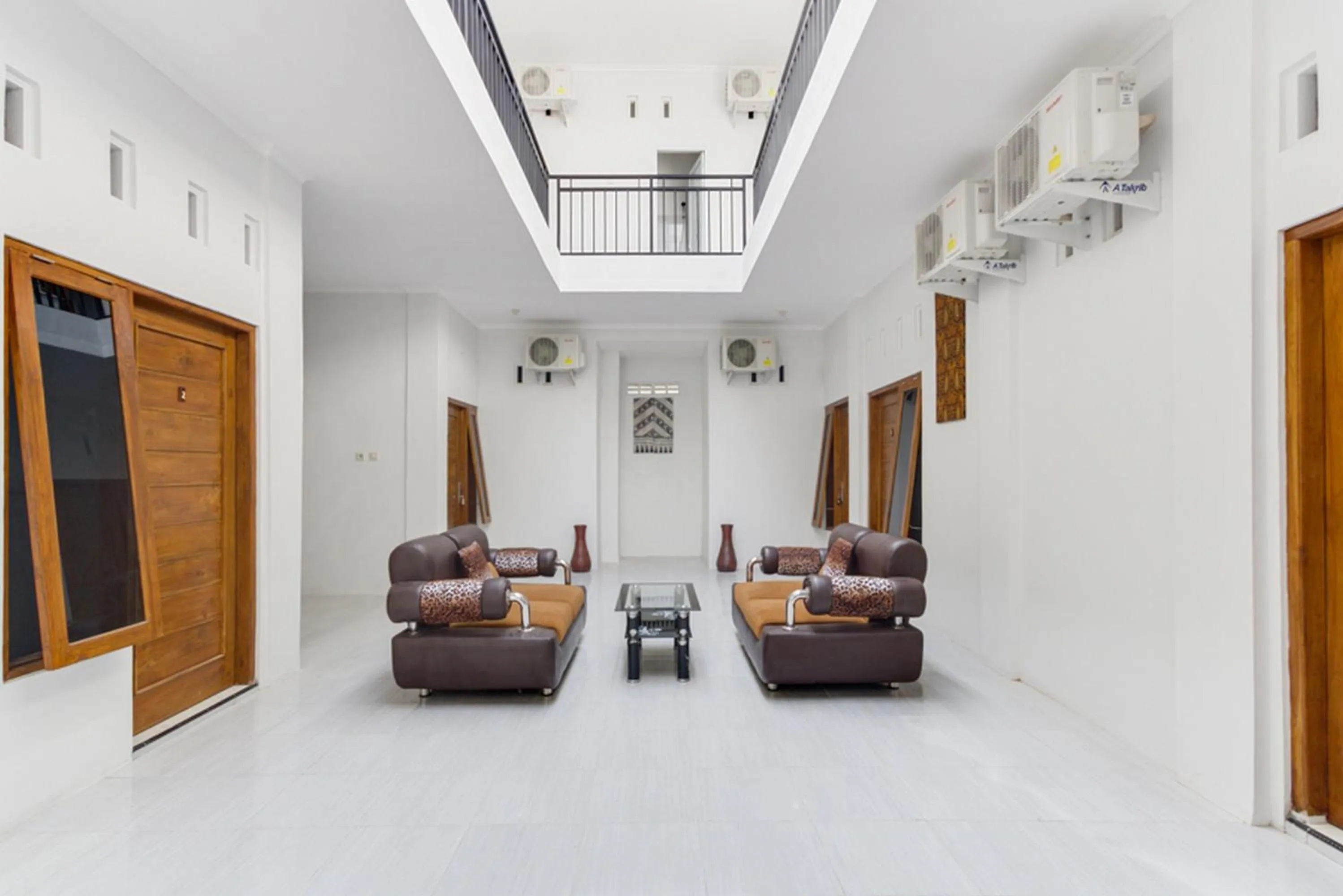 Seating area in RedDoorz near Pascasarjana UGM 2