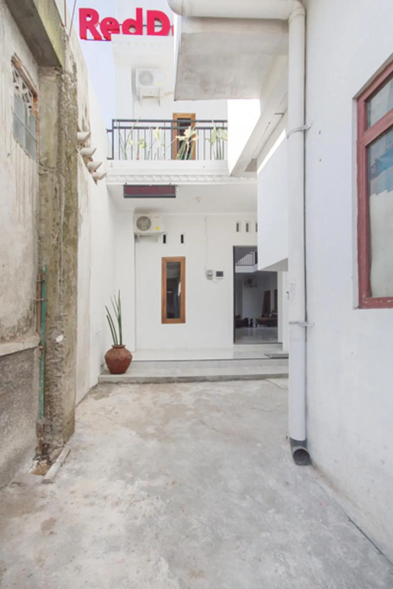 Property logo or sign in RedDoorz near Pascasarjana UGM 2