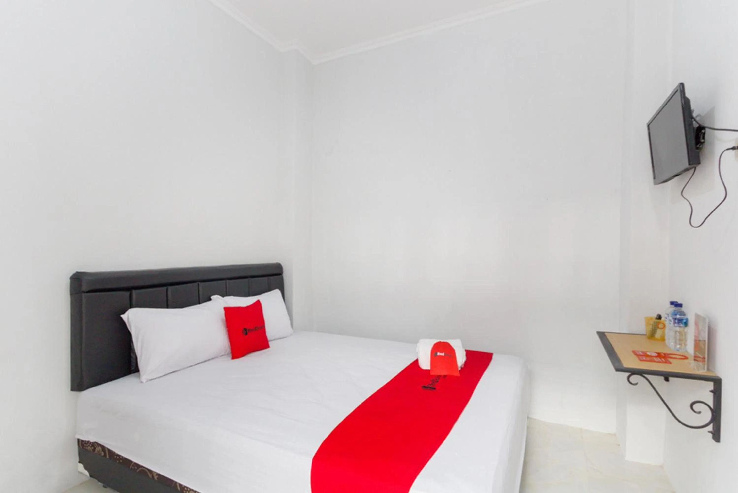 Bedroom, Bed in RedDoorz near Pascasarjana UGM 2