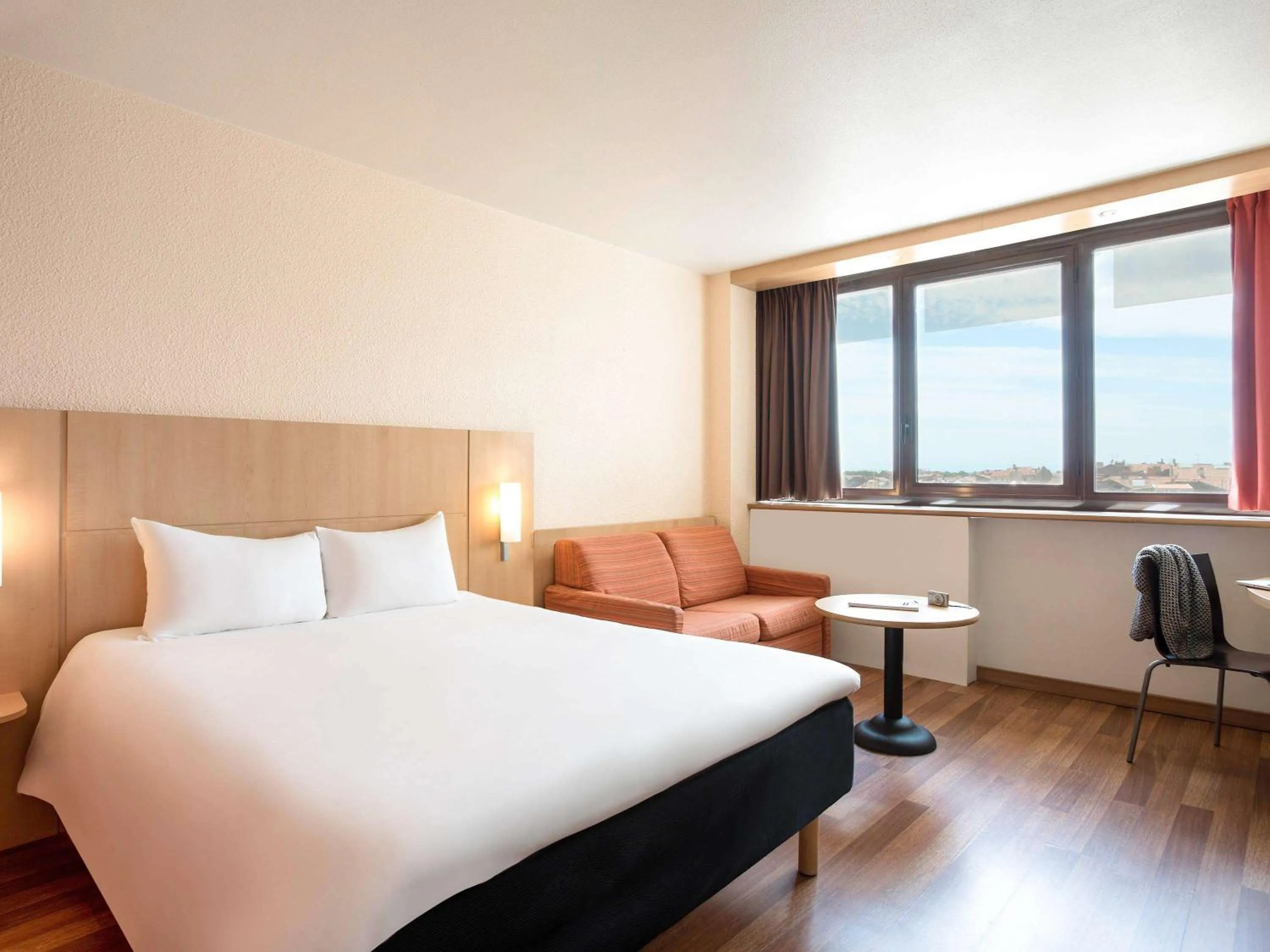 Bedroom, Bed in ibis Montpellier Centre Comedie