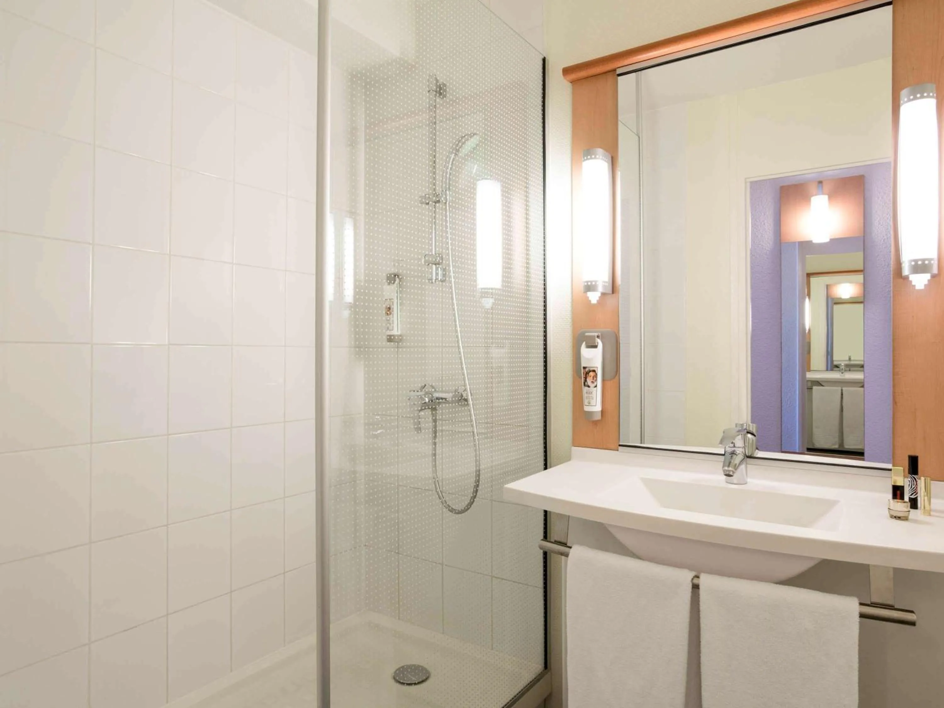 Shower in ibis Montpellier Centre Comedie