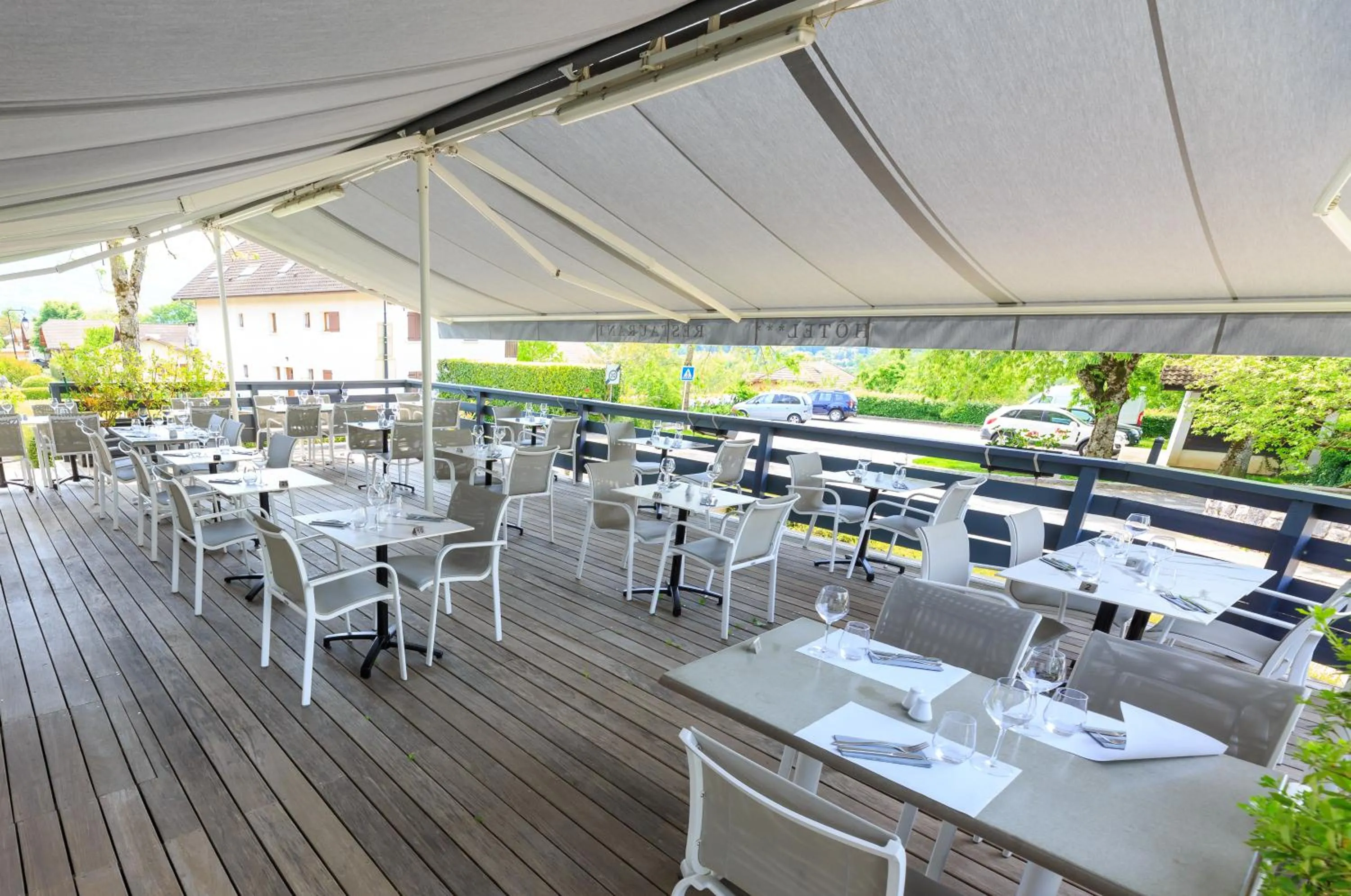 Patio in Logis hôtel Annecy nord / Argonay