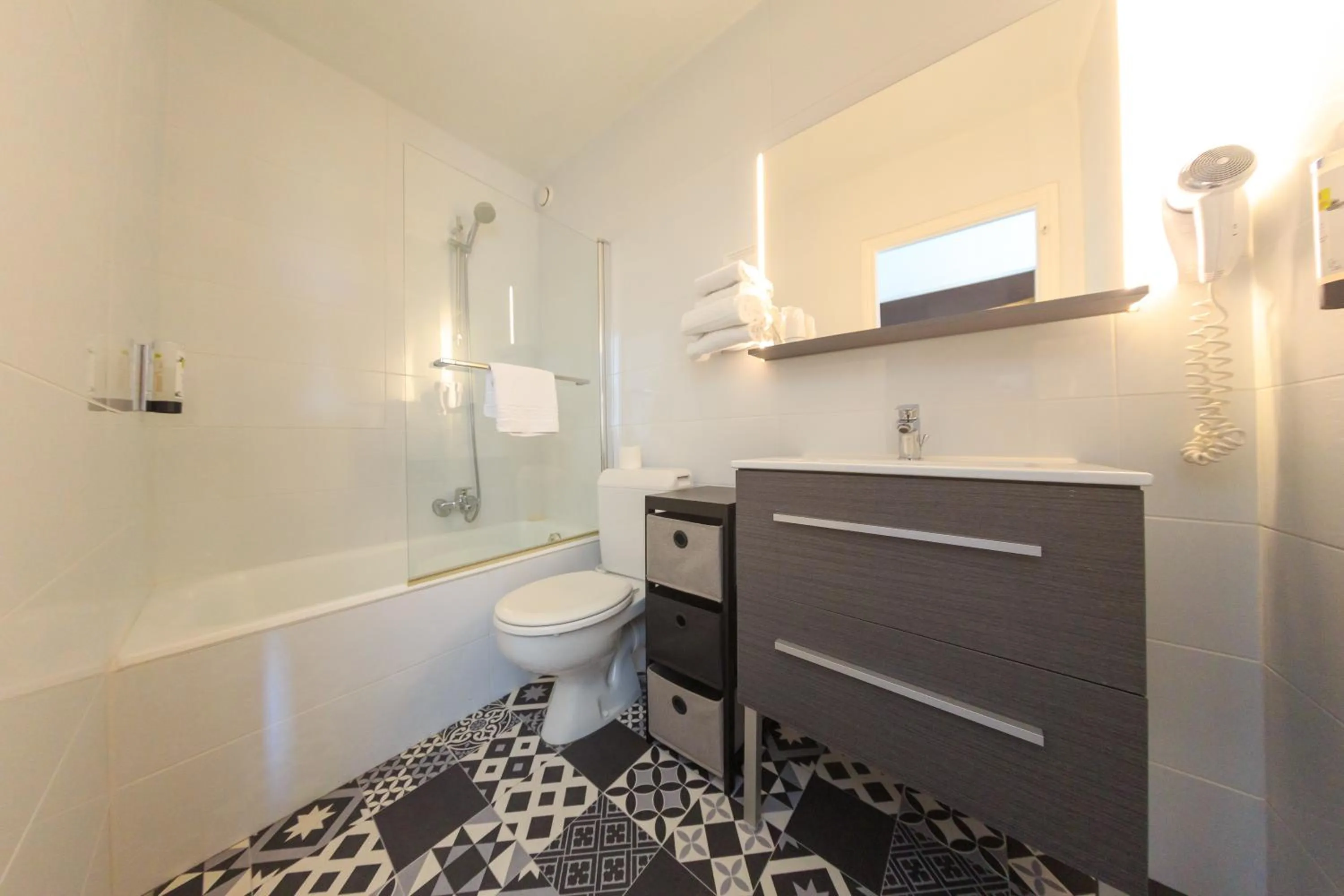 Bathroom in Logis hôtel Annecy nord / Argonay