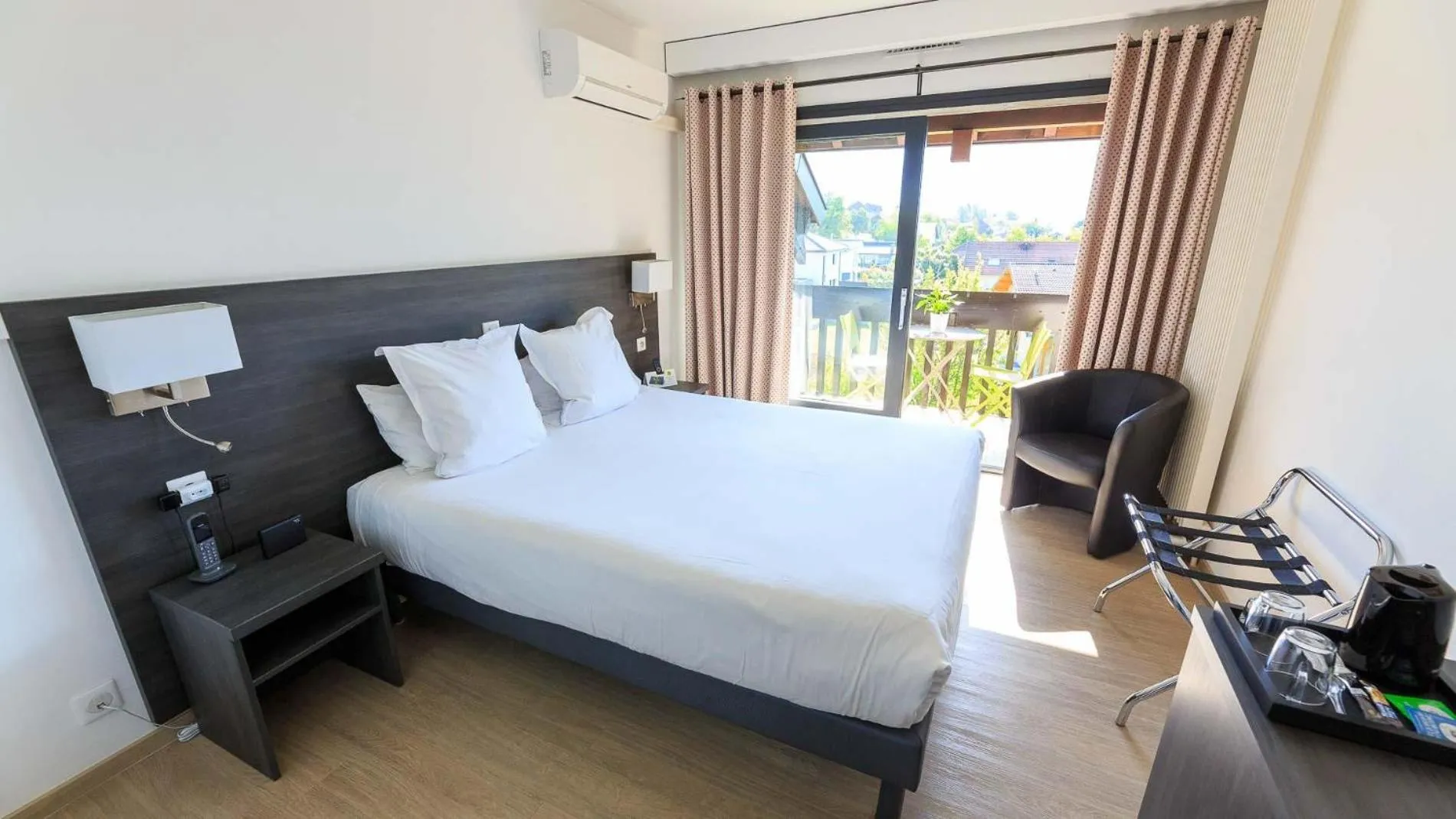 Balcony/Terrace, Bed in Logis hôtel Annecy nord / Argonay