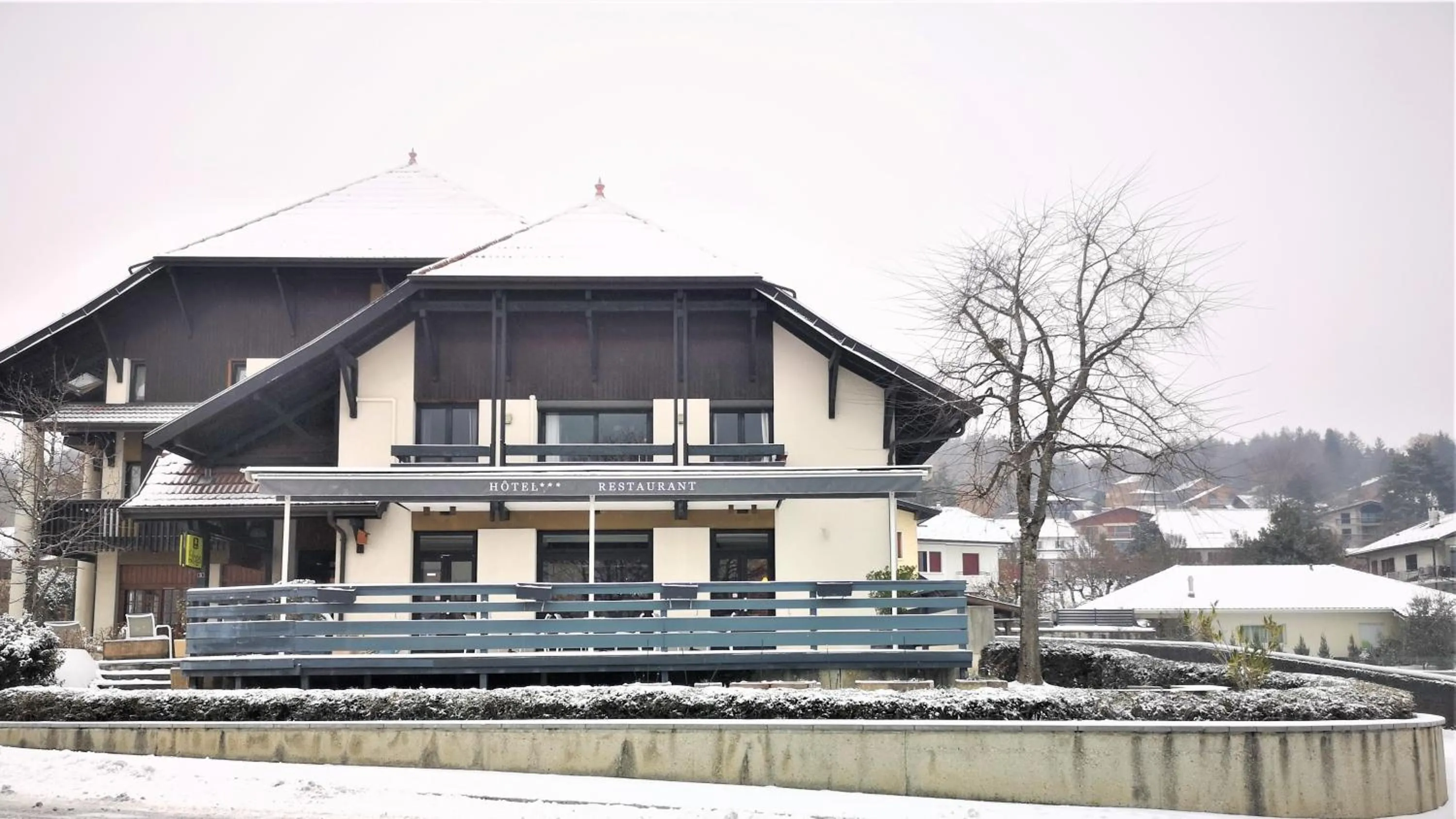 Property building in Logis hôtel Annecy nord / Argonay