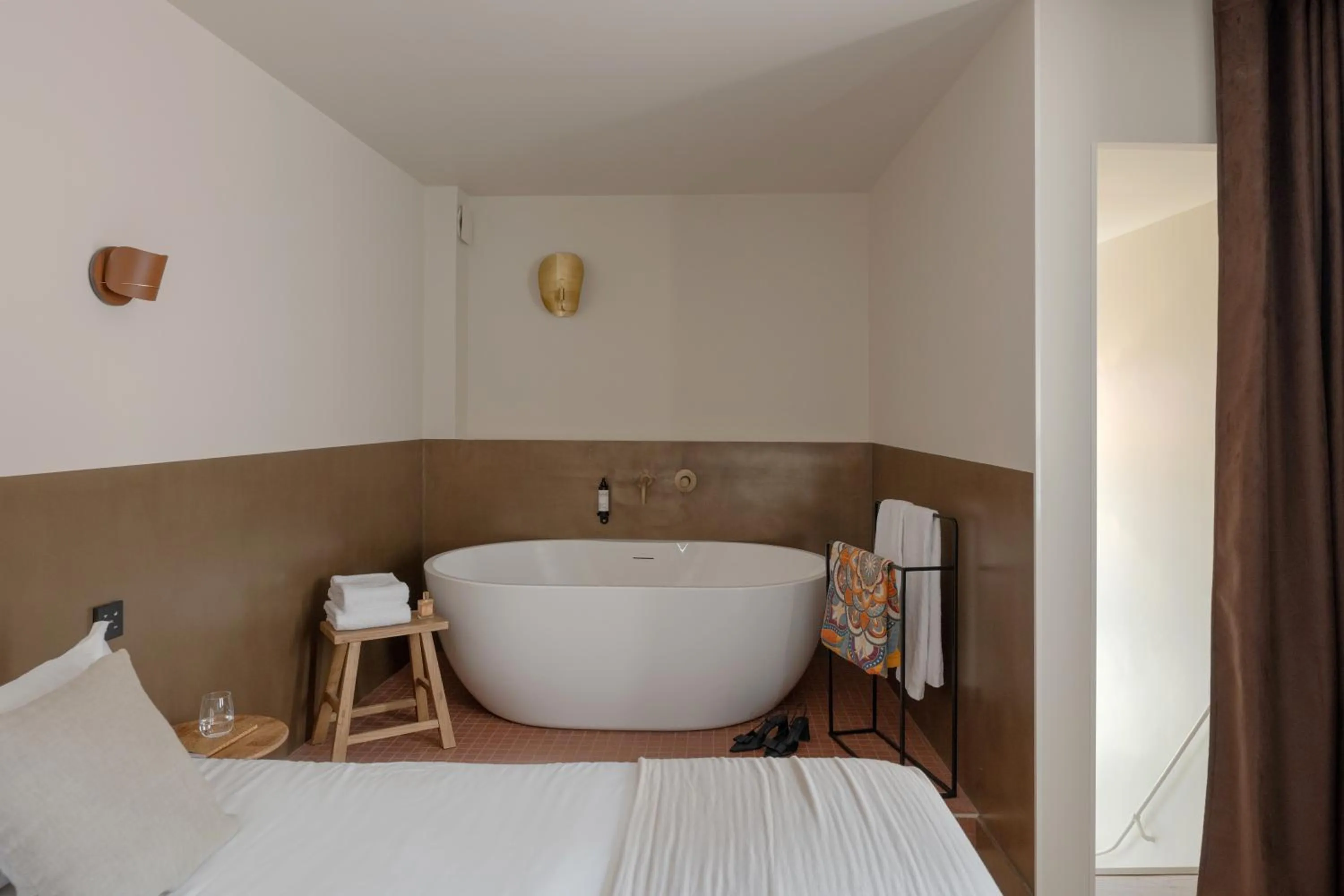 Photo of the whole room, Bed in MiHotel Le Gourguillon