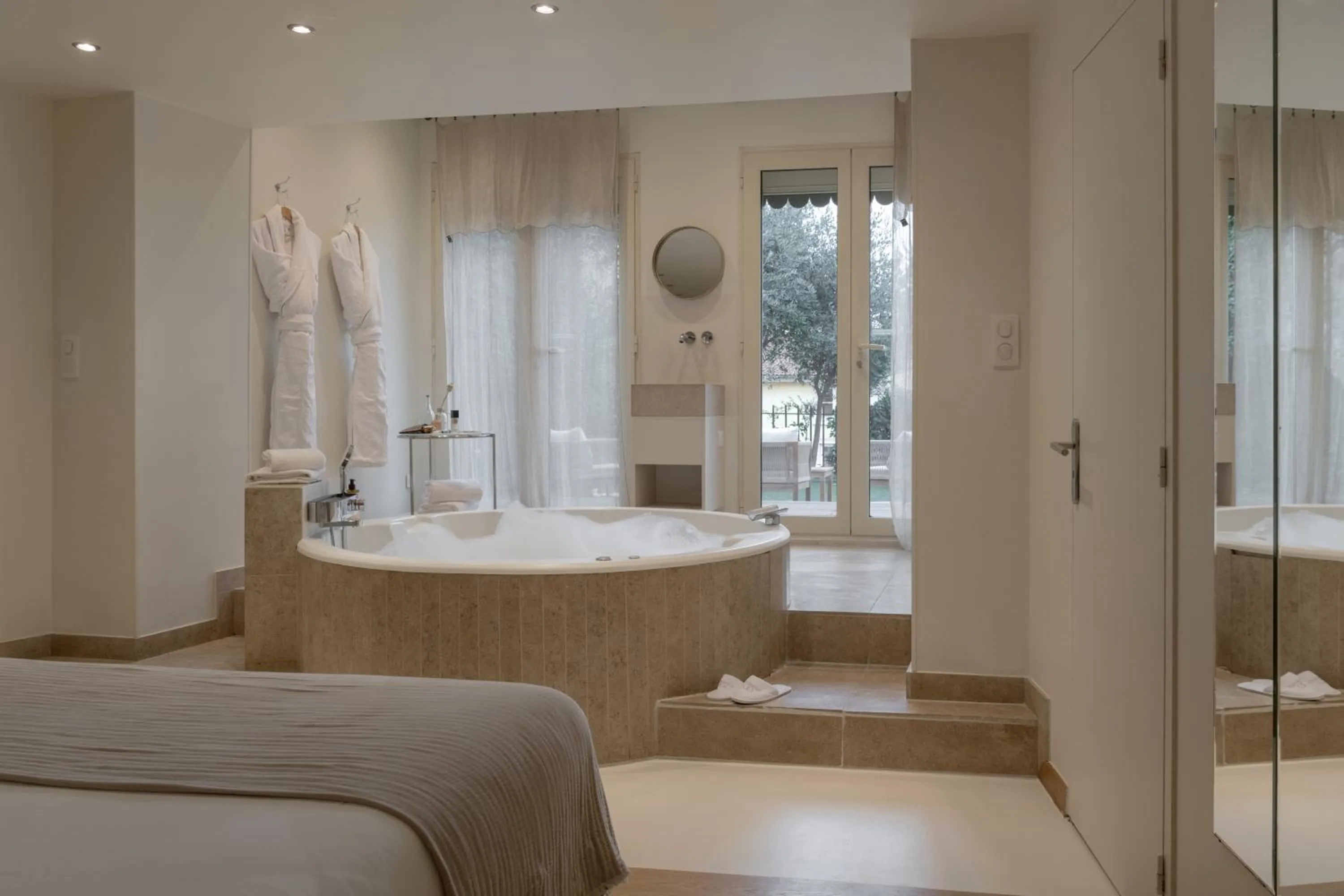 Hot Tub, Bed in MiHotel Le Gourguillon