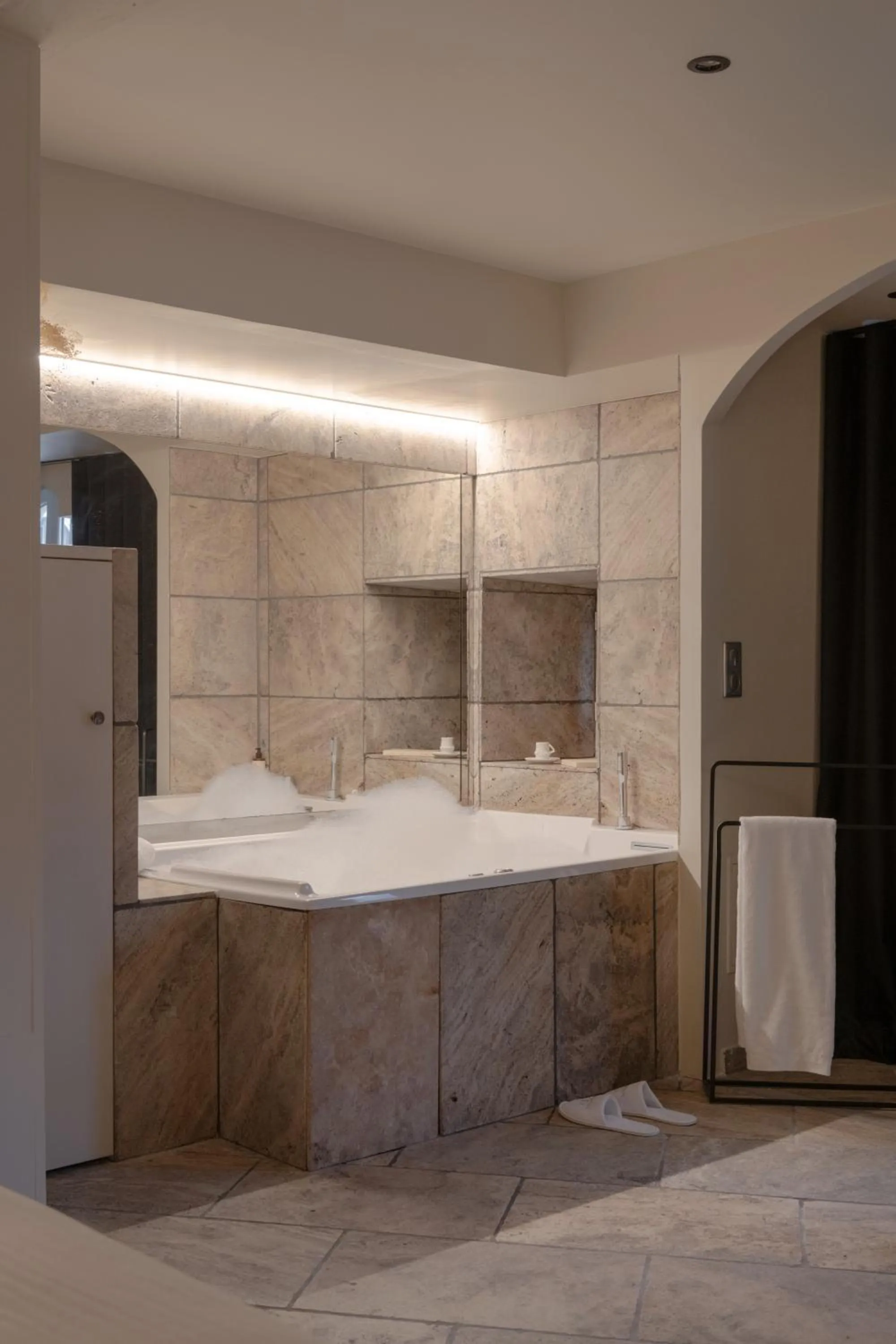 Hot Tub in MiHotel Le Gourguillon