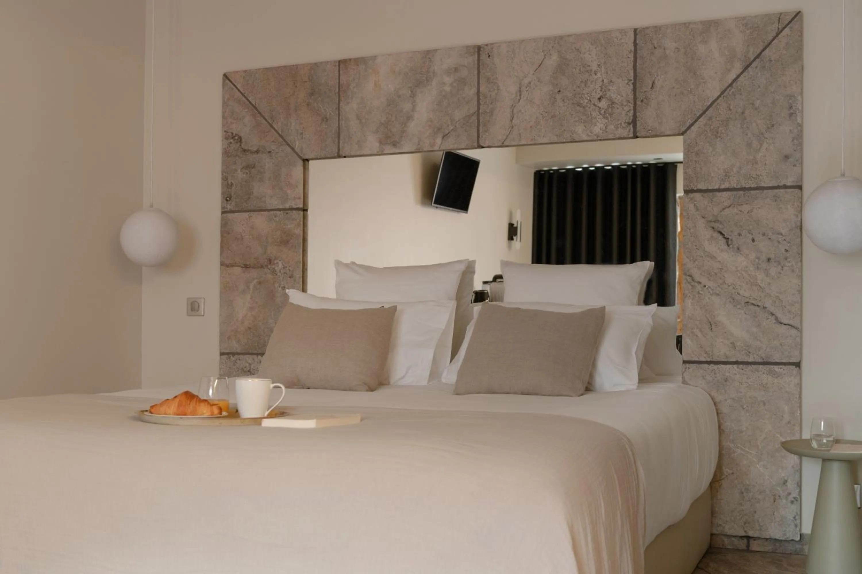 Bed in MiHotel Le Gourguillon