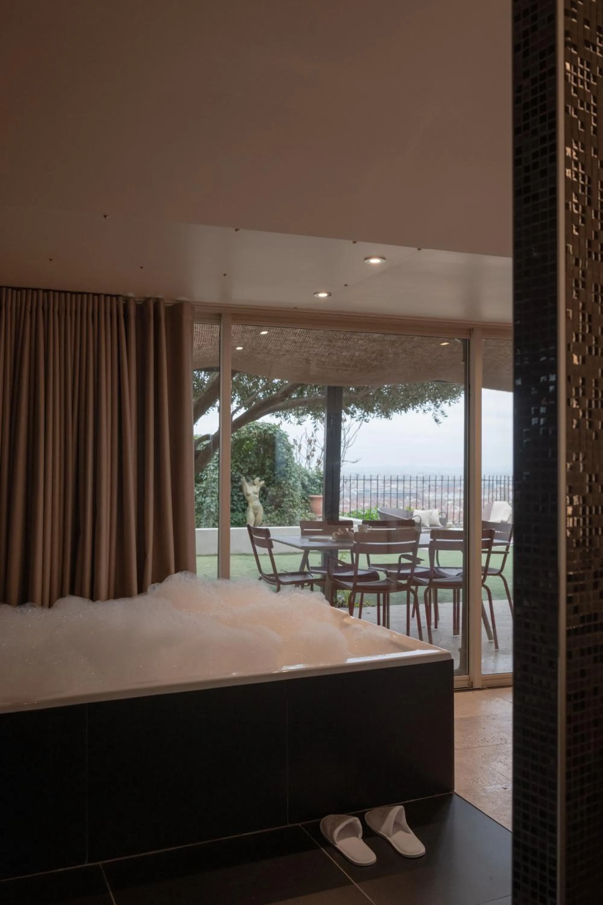 Bed in MiHotel Le Gourguillon