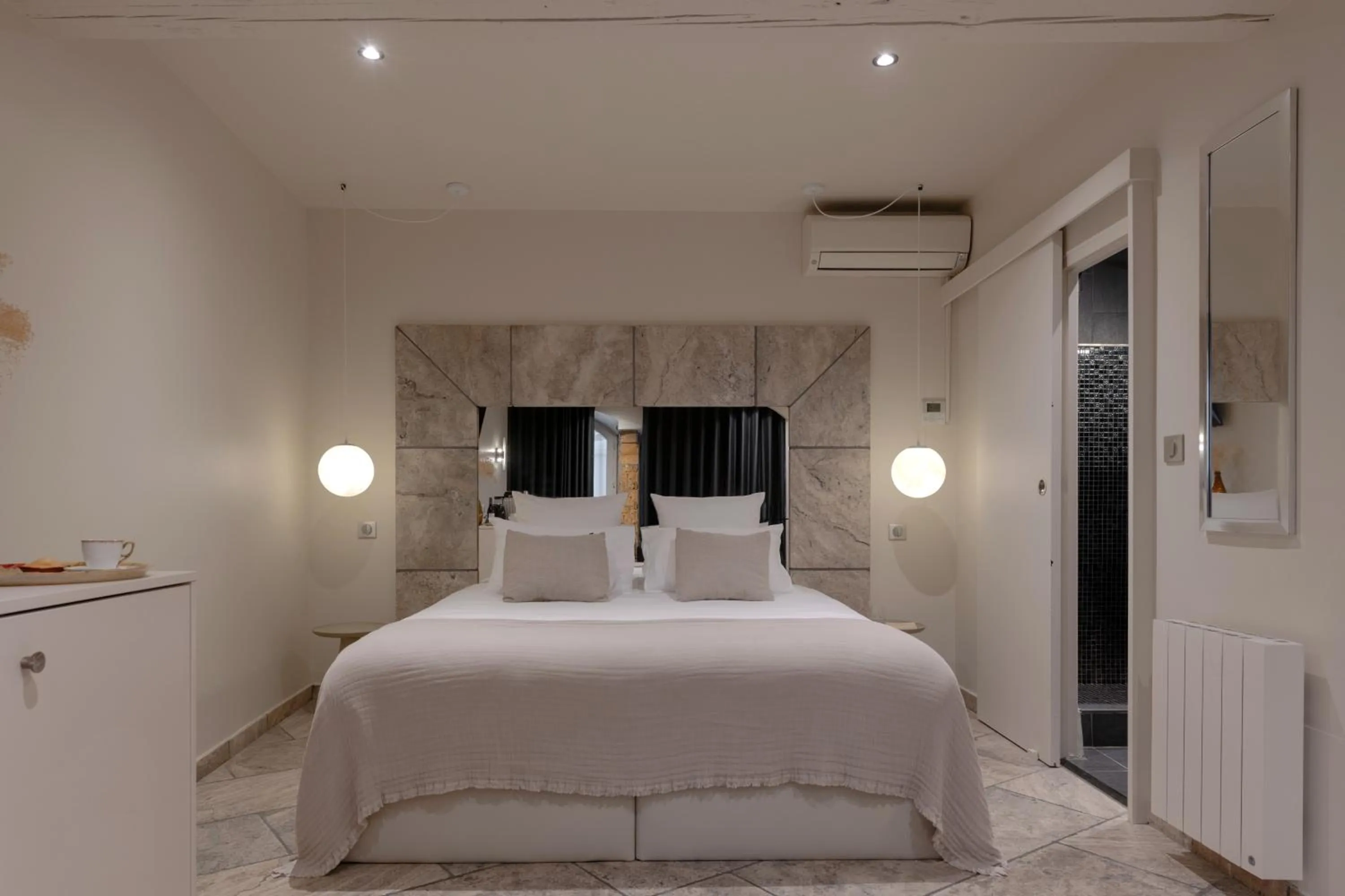 Bed in MiHotel Le Gourguillon