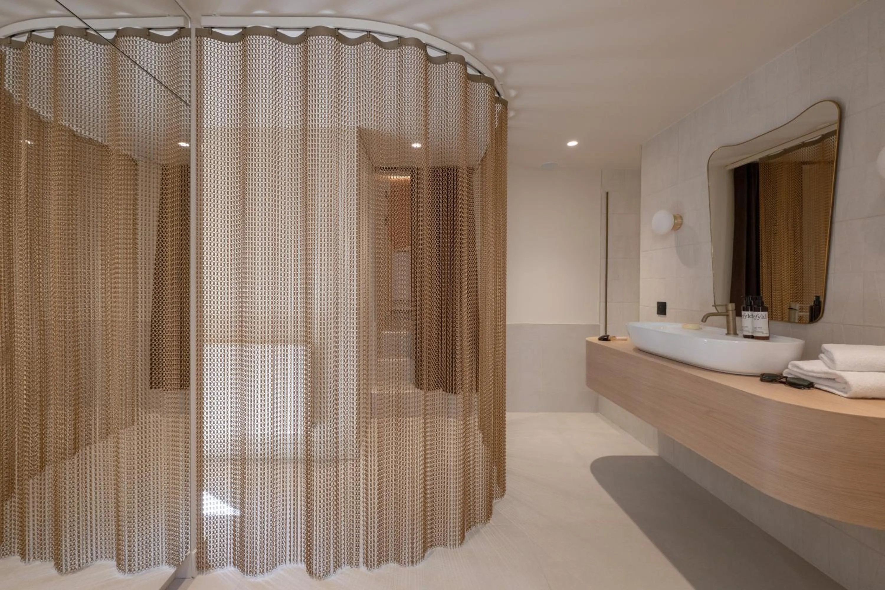 Shower in MiHotel Le Gourguillon