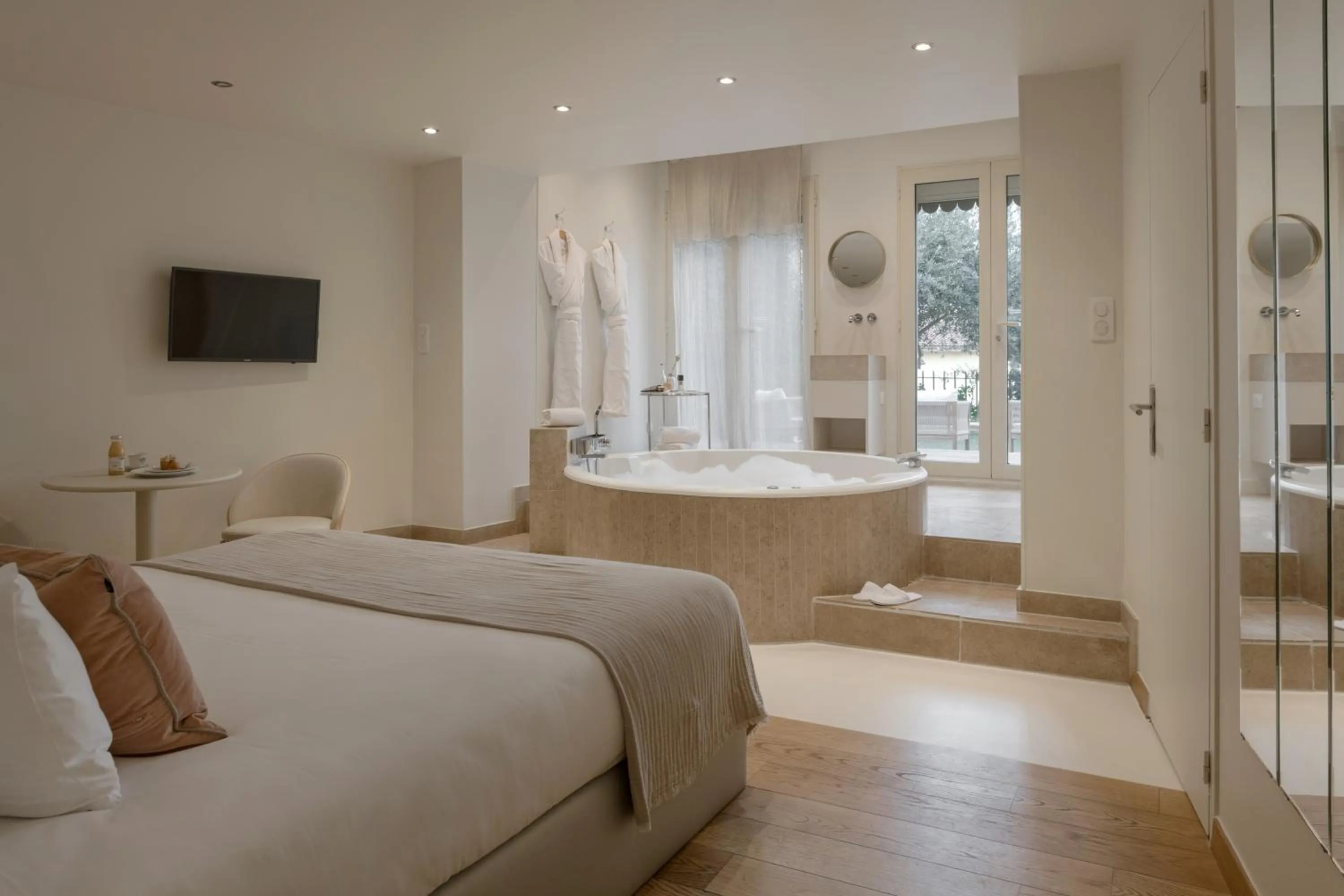 View (from property/room), Bed in MiHotel Le Gourguillon