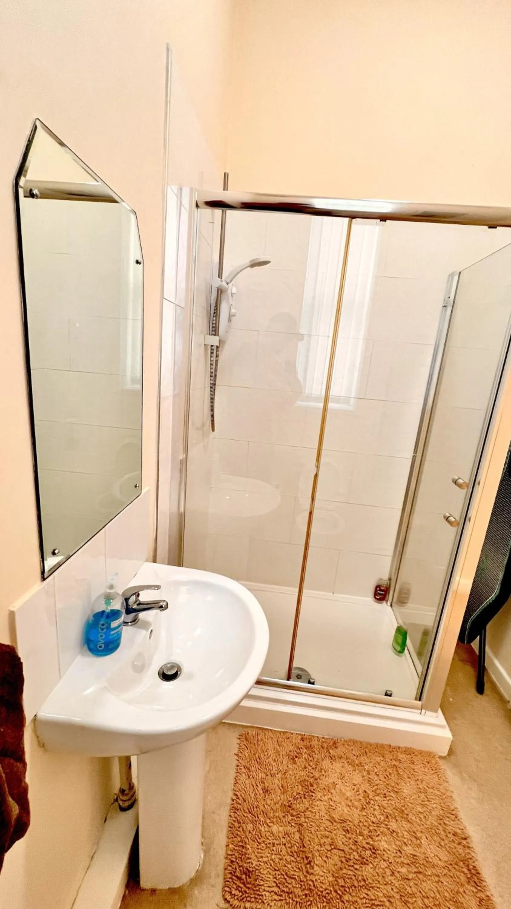 Castle Lodge Guest House 86-88 Sheil Rd L6 3AF