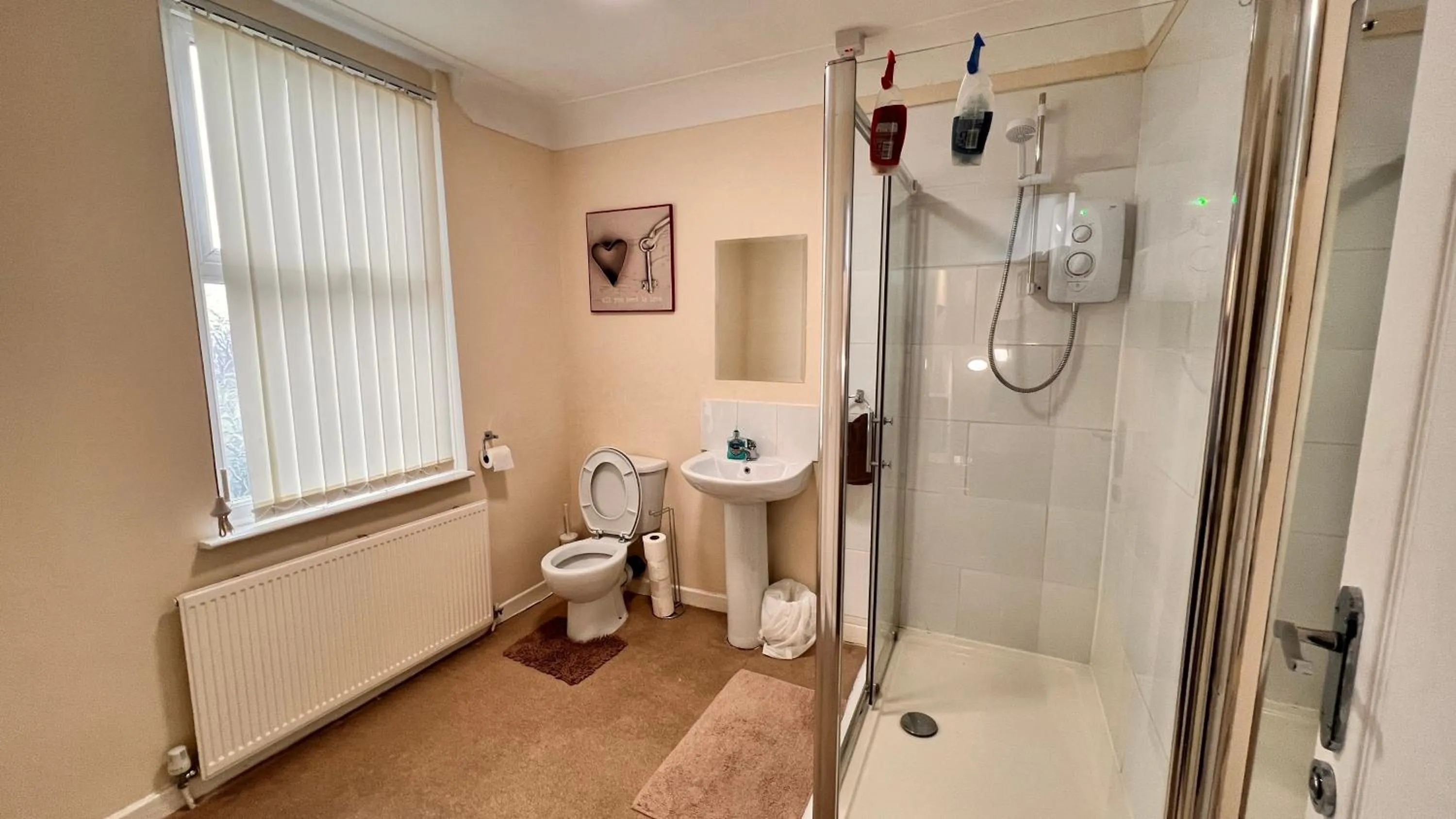 Bathroom in Castle Lodge Guest House 86-88 Sheil Rd L6 3AF
