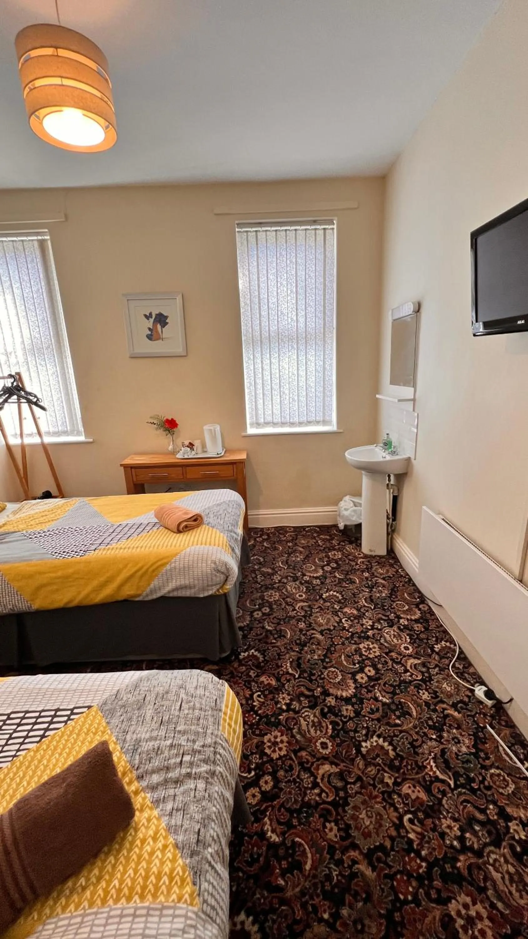 Photo of the whole room, Bed in Castle Lodge Guest House 86-88 Sheil Rd L6 3AF
