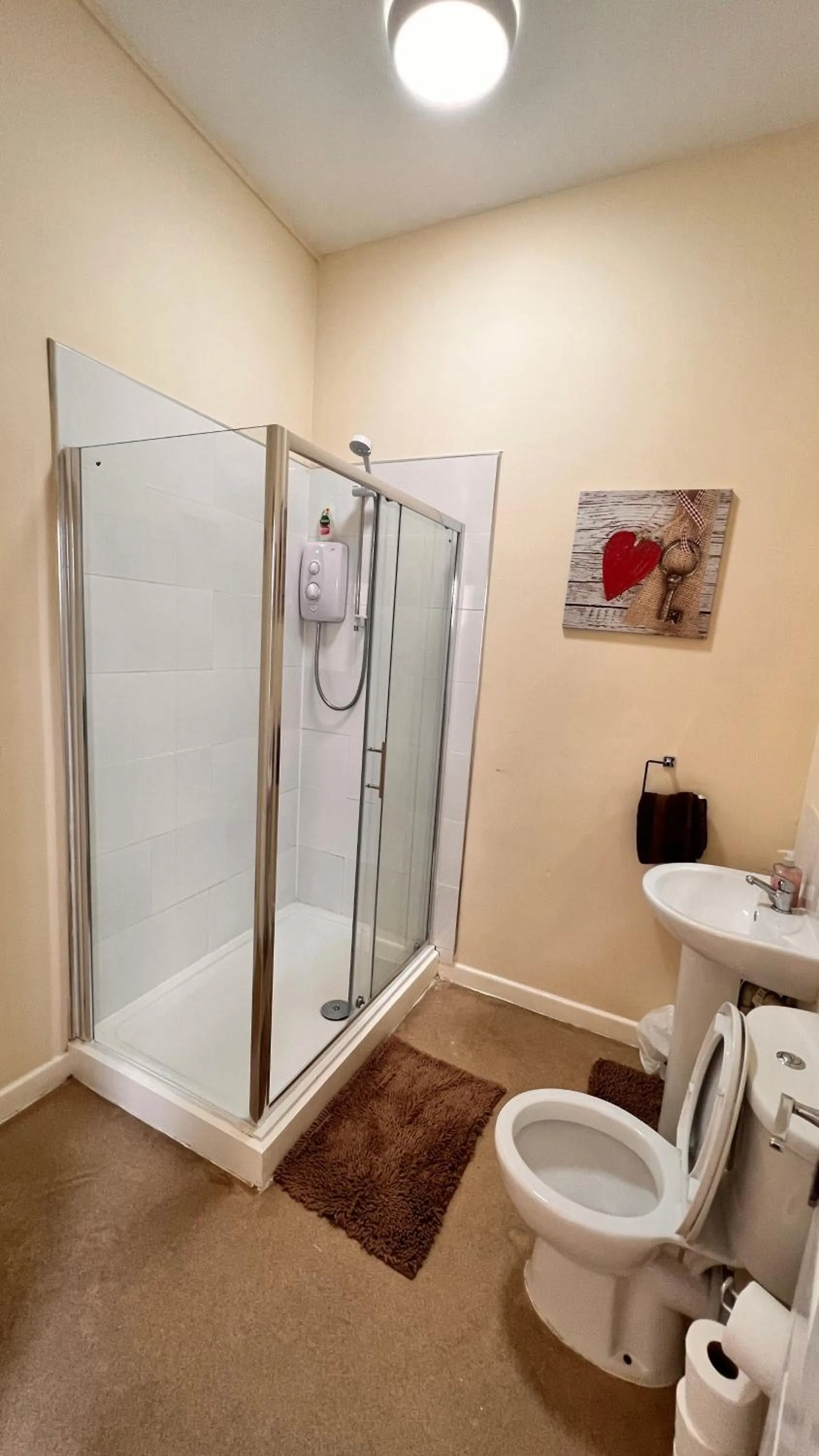 Bathroom in Castle Lodge Guest House 86-88 Sheil Rd L6 3AF