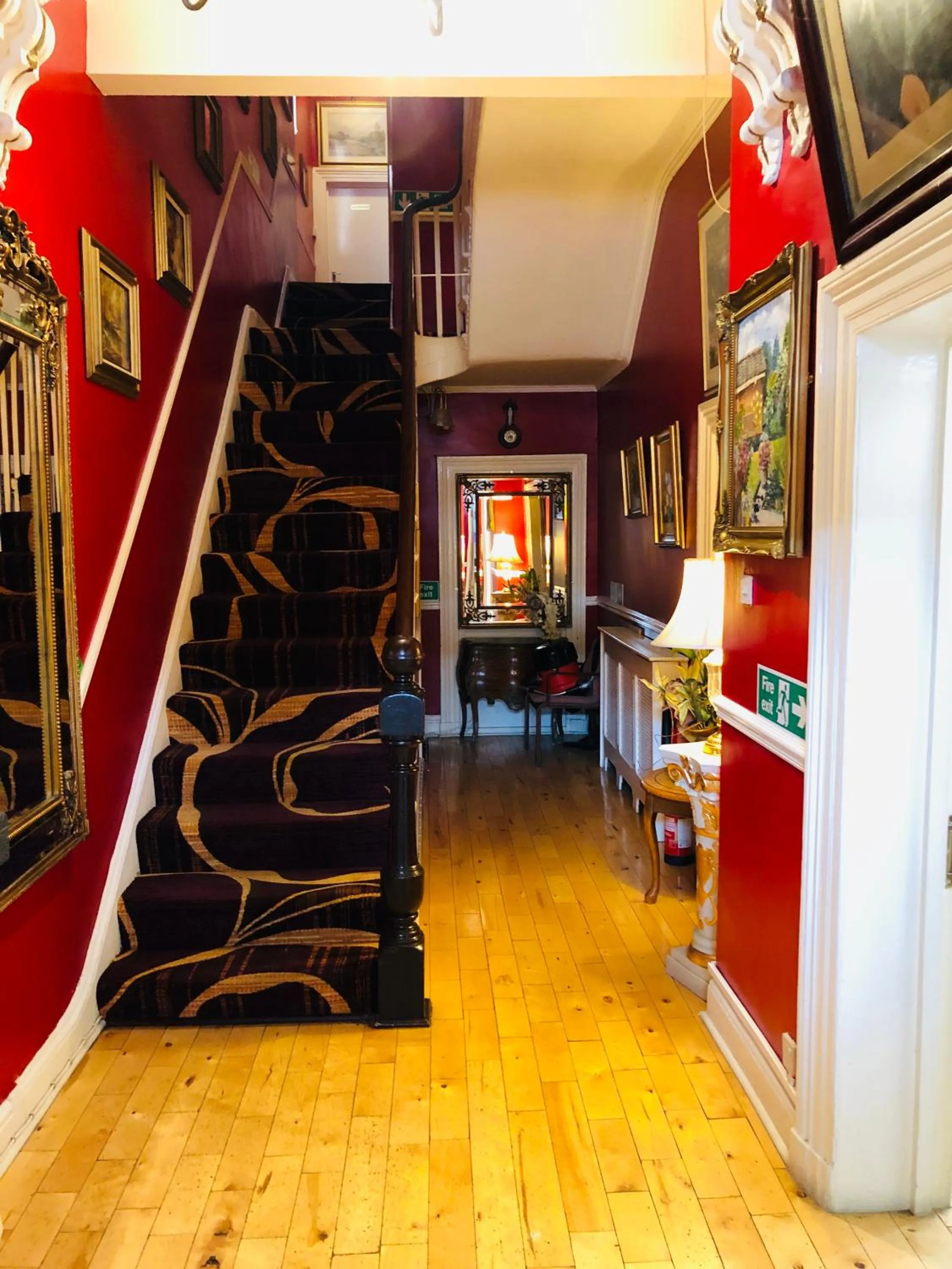 Lobby or reception in Castle Lodge Guest House 86-88 Sheil Rd L6 3AF