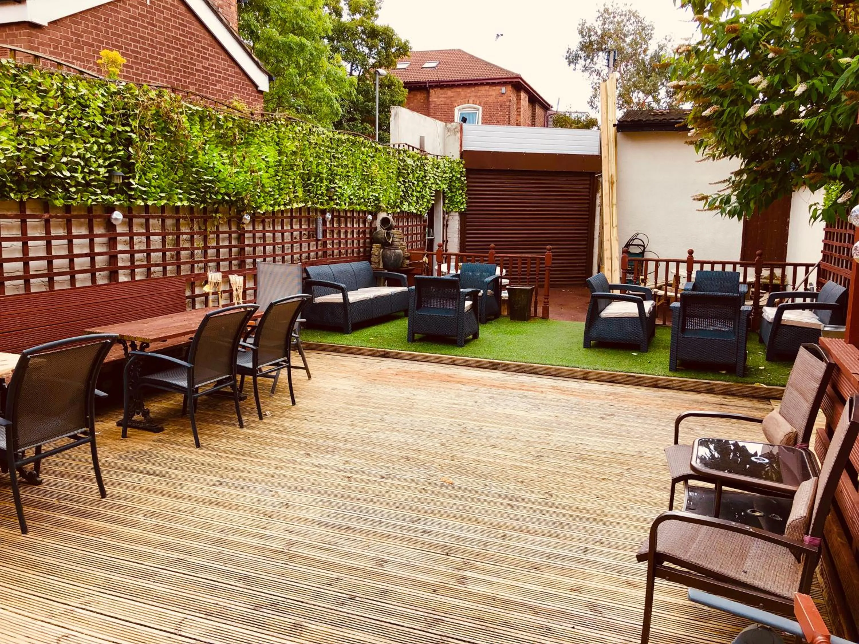 Patio in Castle Lodge Guest House 86-88 Sheil Rd L6 3AF
