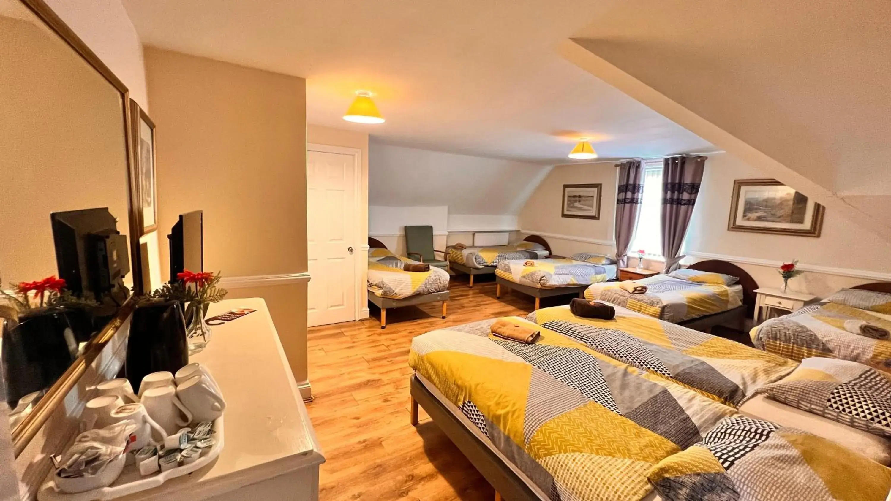 Mixed Dormitory Room in Castle Lodge Guest House 86-88 Sheil Rd L6 3AF Mixed Dormitory Room in Castle Lodge Guest House 86-88 Sheil Rd L6 3AF