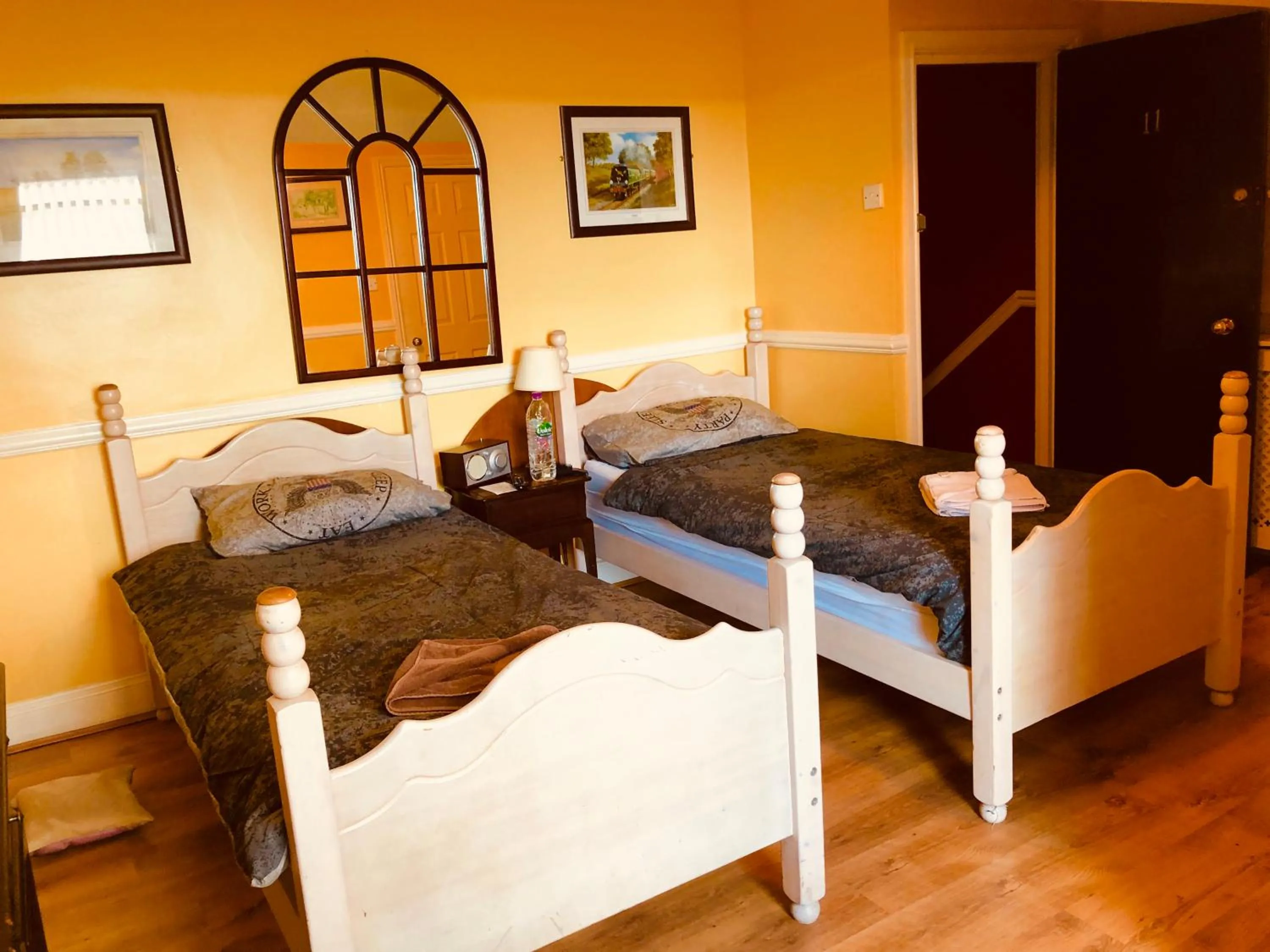 Photo of the whole room, Bed in Castle Lodge Guest House 86-88 Sheil Rd L6 3AF