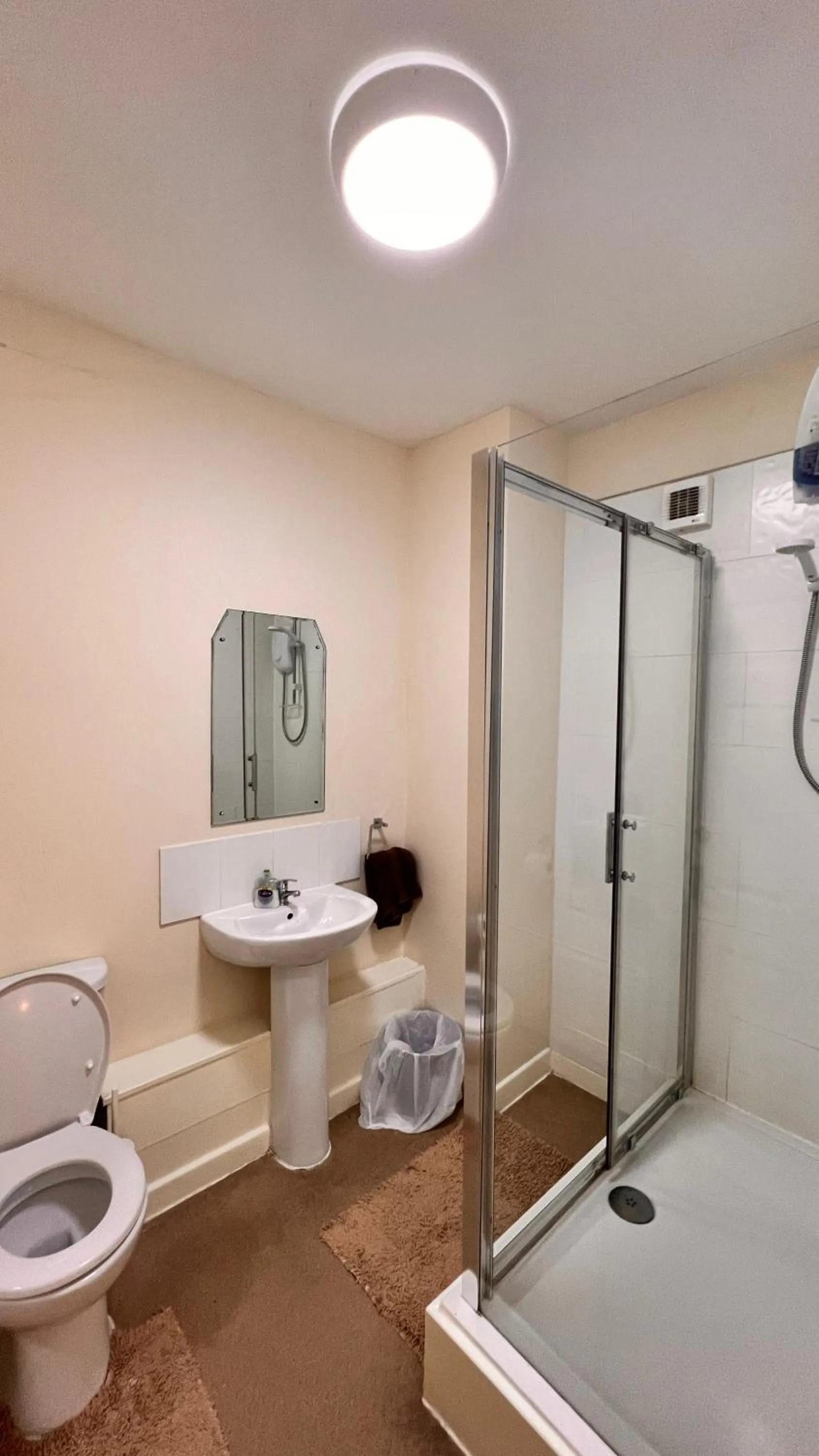 Bathroom in Castle Lodge Guest House 86-88 Sheil Rd L6 3AF