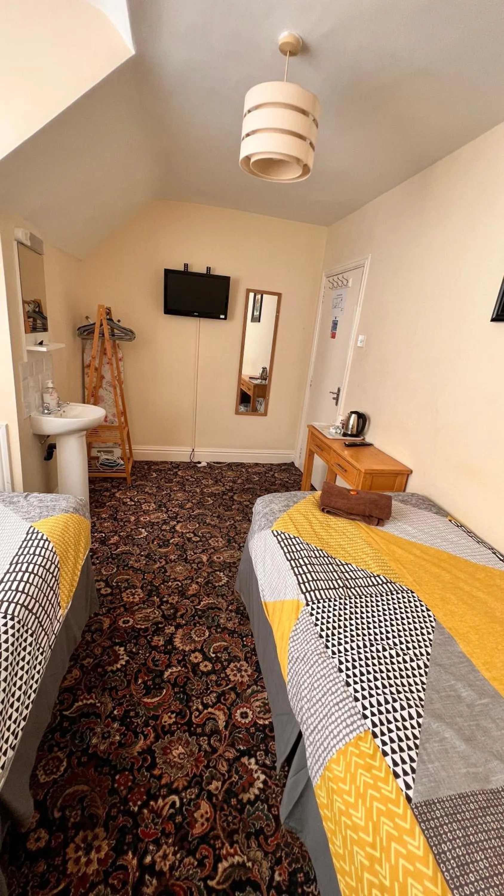 Photo of the whole room, Bed in Castle Lodge Guest House 86-88 Sheil Rd L6 3AF