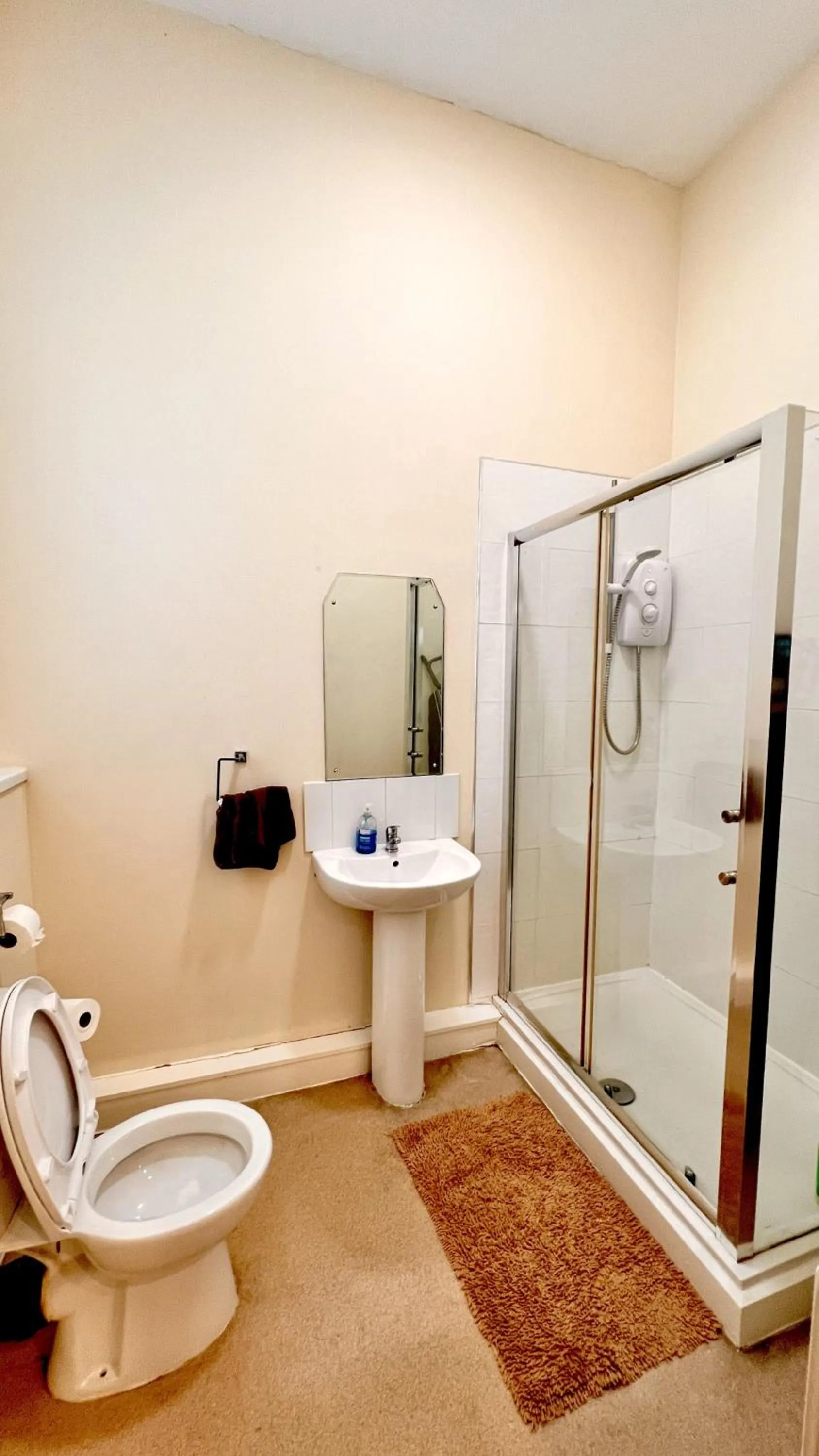 Shower in Castle Lodge Guest House 86-88 Sheil Rd L6 3AF