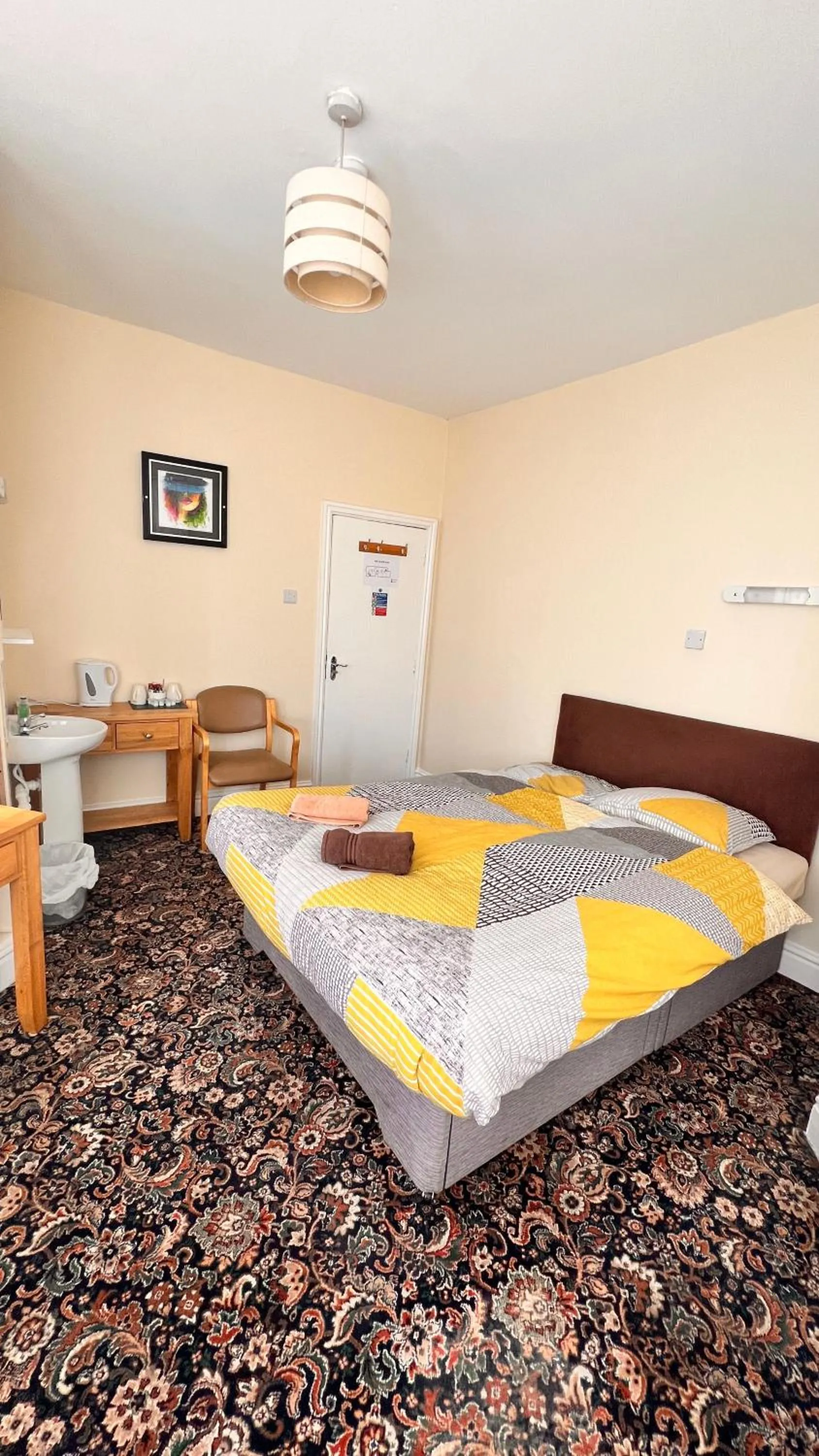 Photo of the whole room, Bed in Castle Lodge Guest House 86-88 Sheil Rd L6 3AF