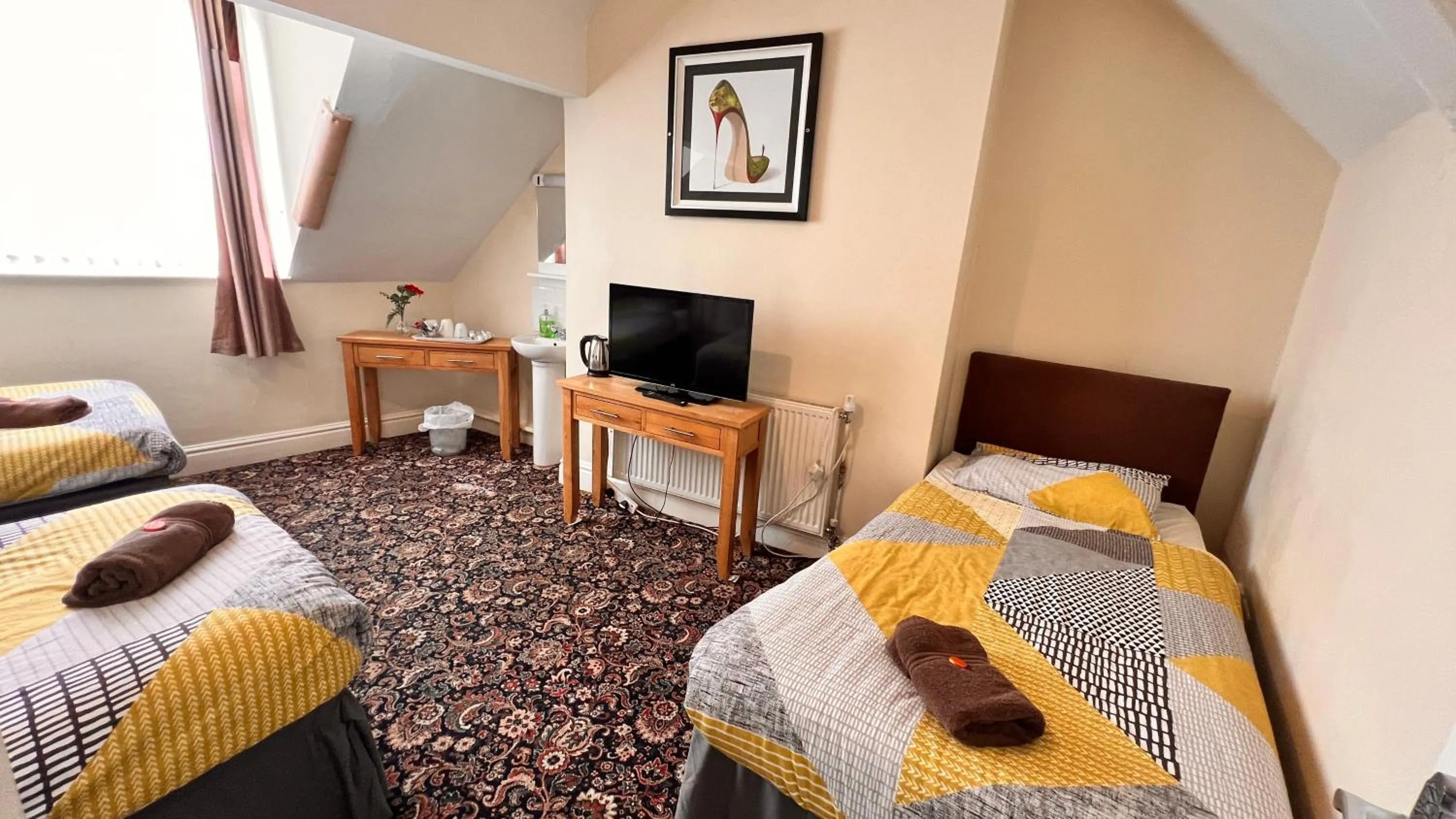 Photo of the whole room, Bed in Castle Lodge Guest House 86-88 Sheil Rd L6 3AF