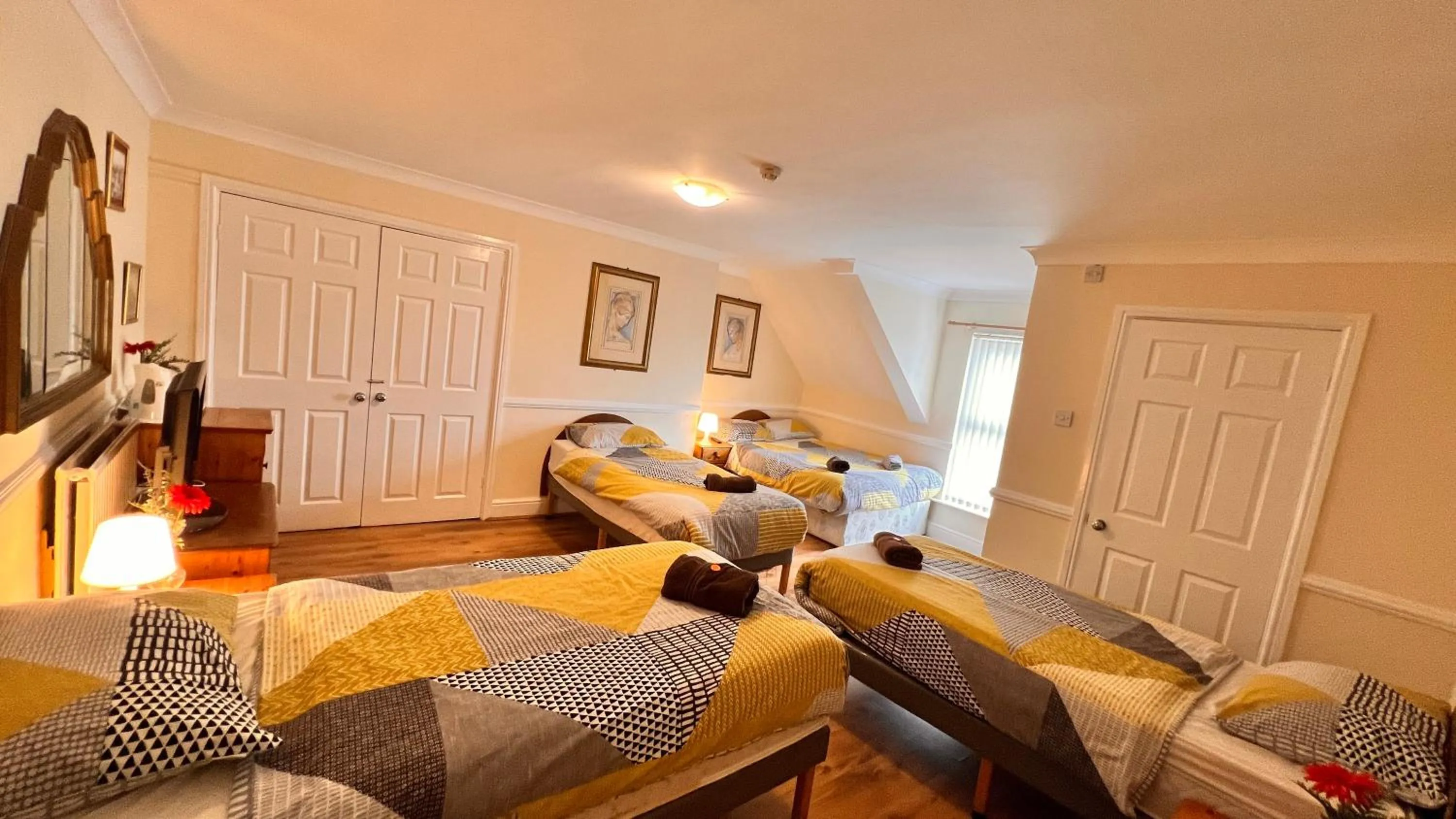 Photo of the whole room, Bed in Castle Lodge Guest House 86-88 Sheil Rd L6 3AF