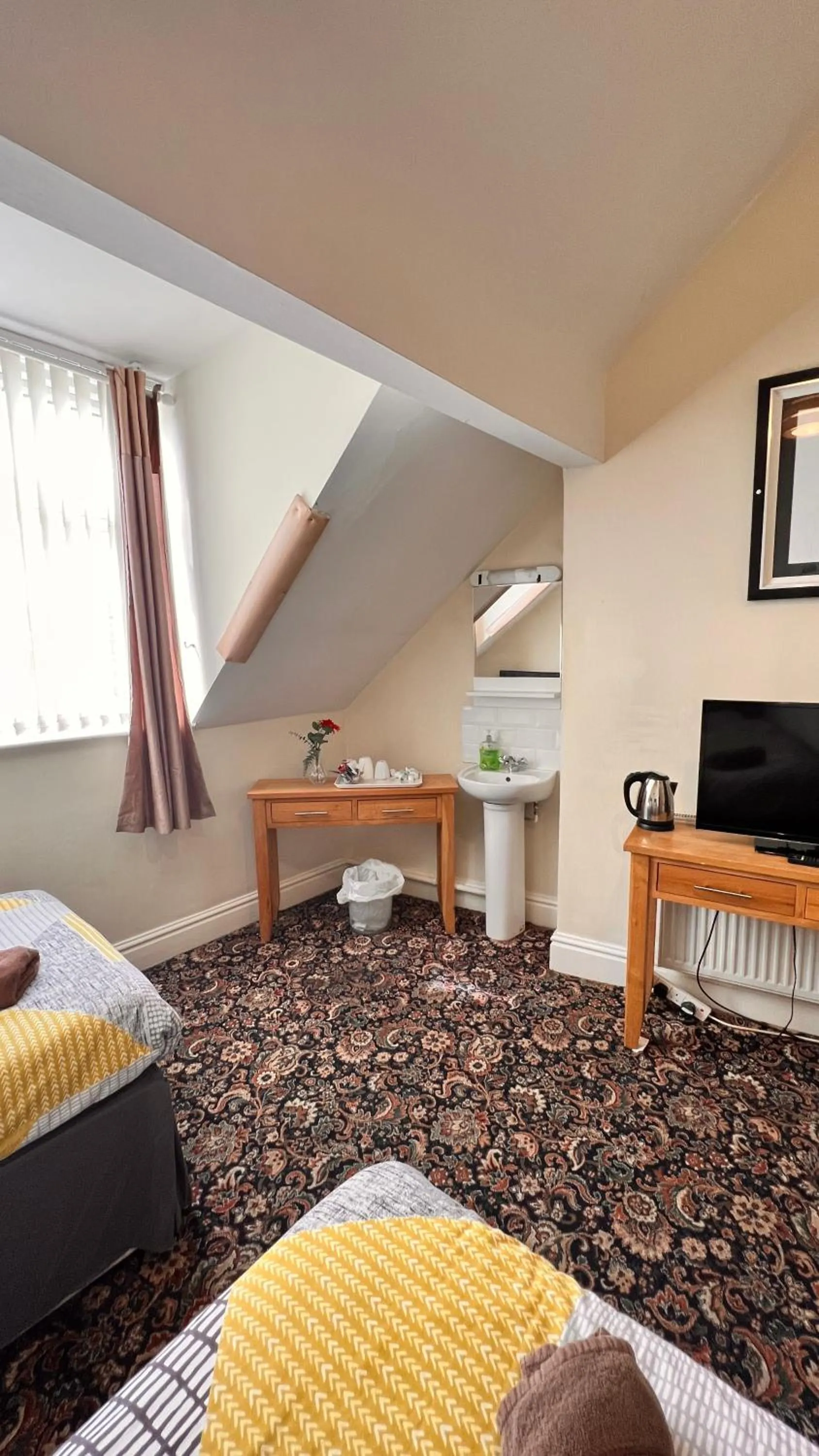 Photo of the whole room, Bed in Castle Lodge Guest House 86-88 Sheil Rd L6 3AF