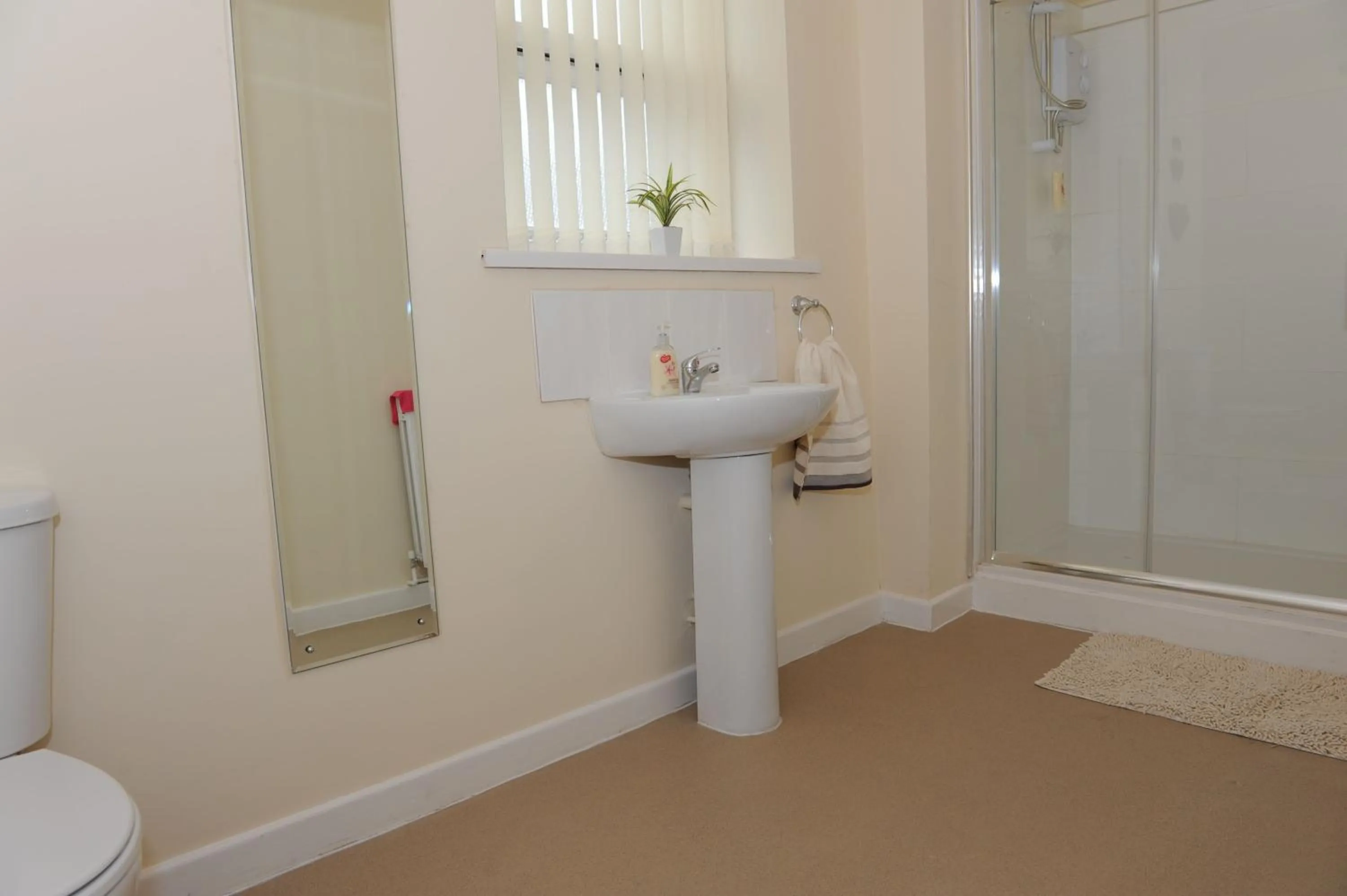 Day in Castle Lodge Guest House 86-88 Sheil Rd L6 3AF