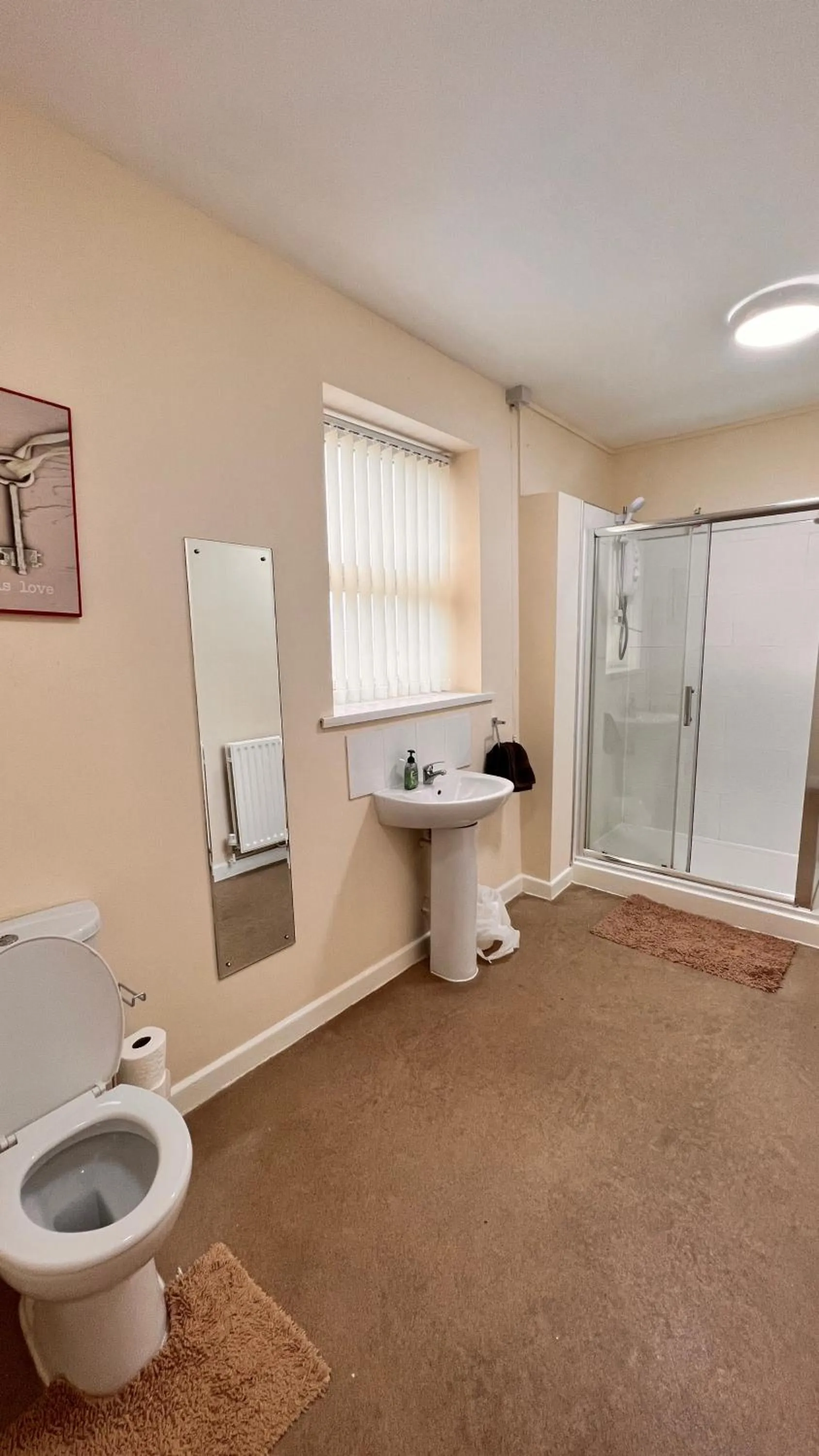 Bathroom in Castle Lodge Guest House 86-88 Sheil Rd L6 3AF