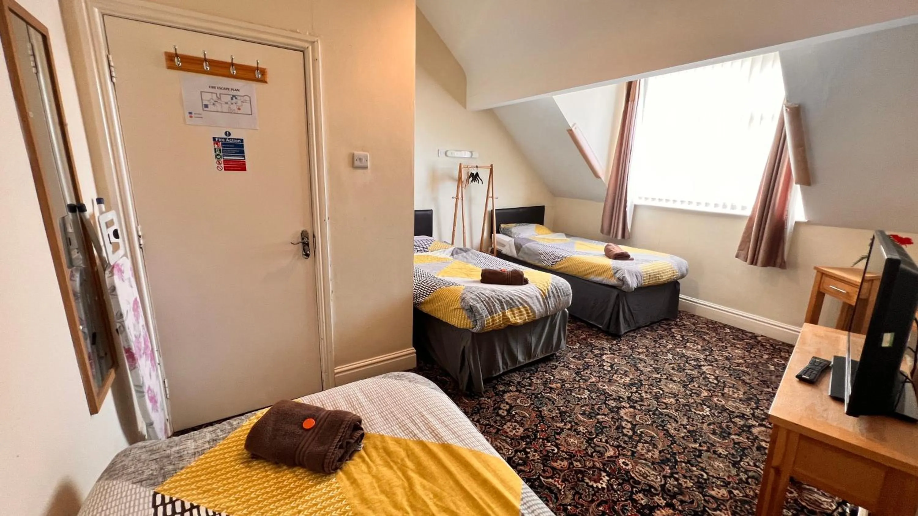 Photo of the whole room, Bed in Castle Lodge Guest House 86-88 Sheil Rd L6 3AF