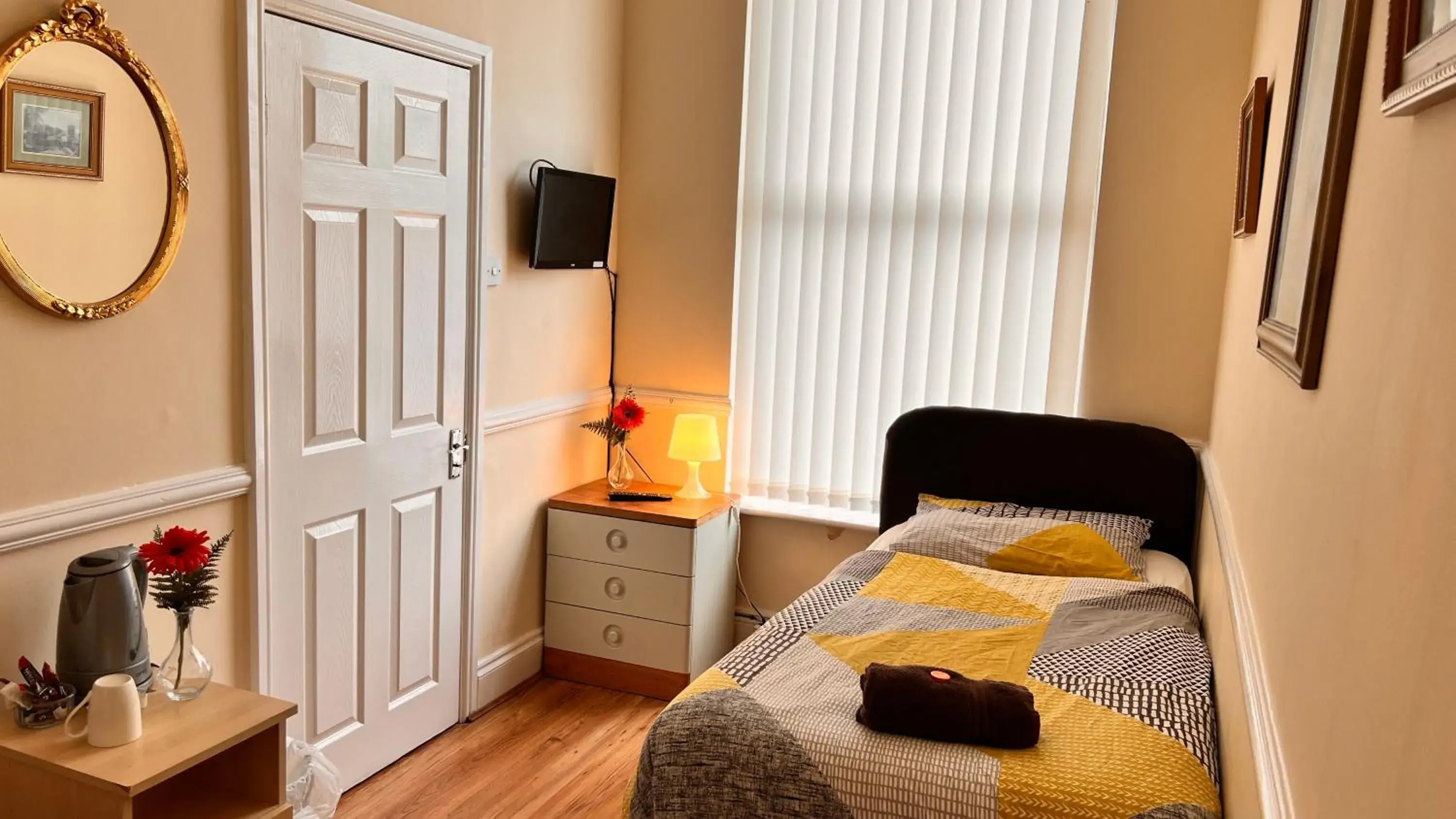 Budget Single Room in Castle Lodge Guest House 86-88 Sheil Rd L6 3AF Budget Single Room in Castle Lodge Guest House 86-88 Sheil Rd L6 3AF